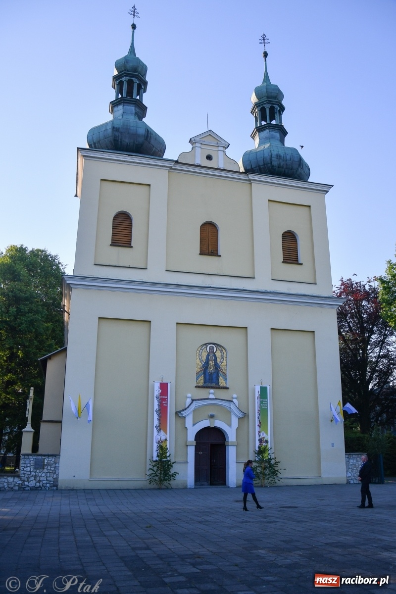 Zdjęcie w galerii na portalu naszraciborz.pl: W Sercu i Matce Bożej strojenie na Boże Ciało połączyło pokolenia wiadomości z regionu