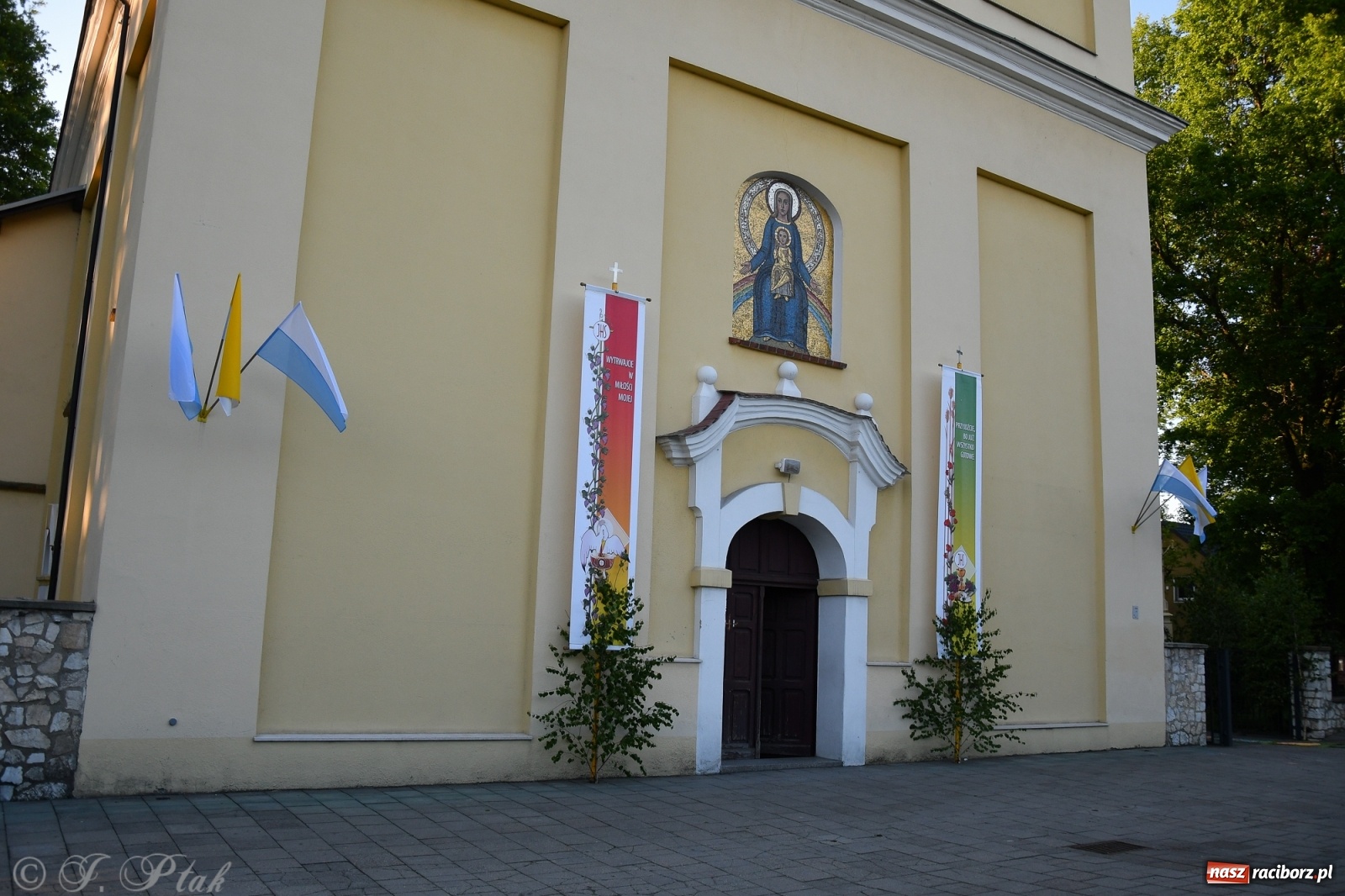 Zdjęcie w galerii na portalu naszraciborz.pl: W Sercu i Matce Bożej strojenie na Boże Ciało połączyło pokolenia wiadomości z regionu