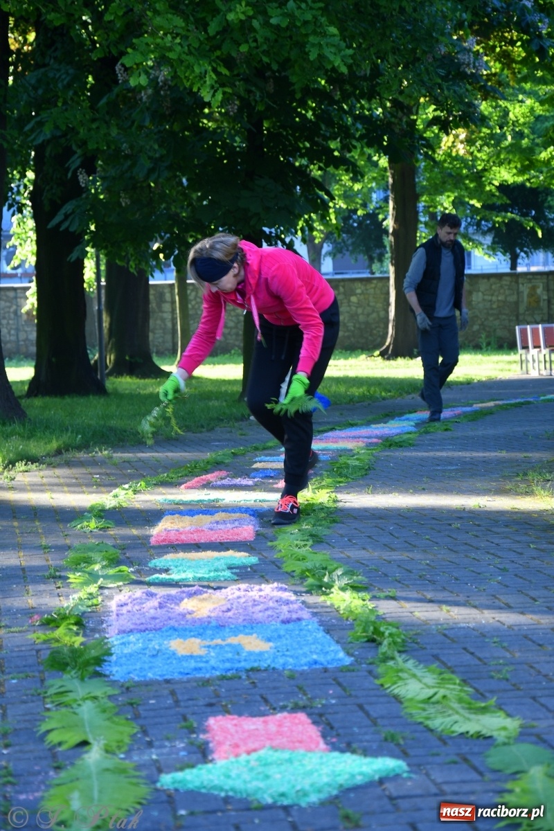 Zdjęcie w galerii na portalu naszraciborz.pl: W Sercu i Matce Bożej strojenie na Boże Ciało połączyło pokolenia wiadomości z regionu