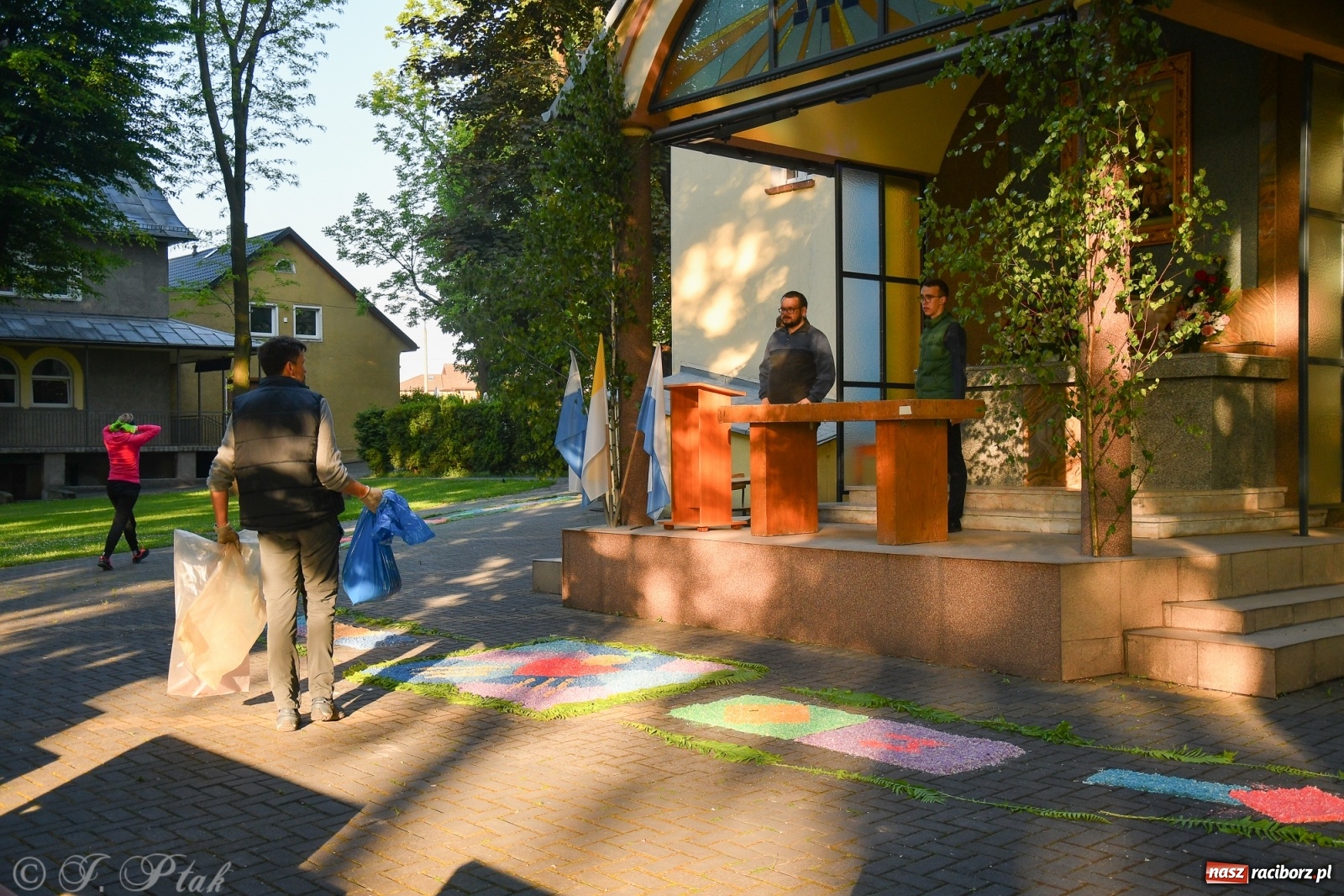 Zdjęcie w galerii na portalu naszraciborz.pl: W Sercu i Matce Bożej strojenie na Boże Ciało połączyło pokolenia wiadomości z regionu