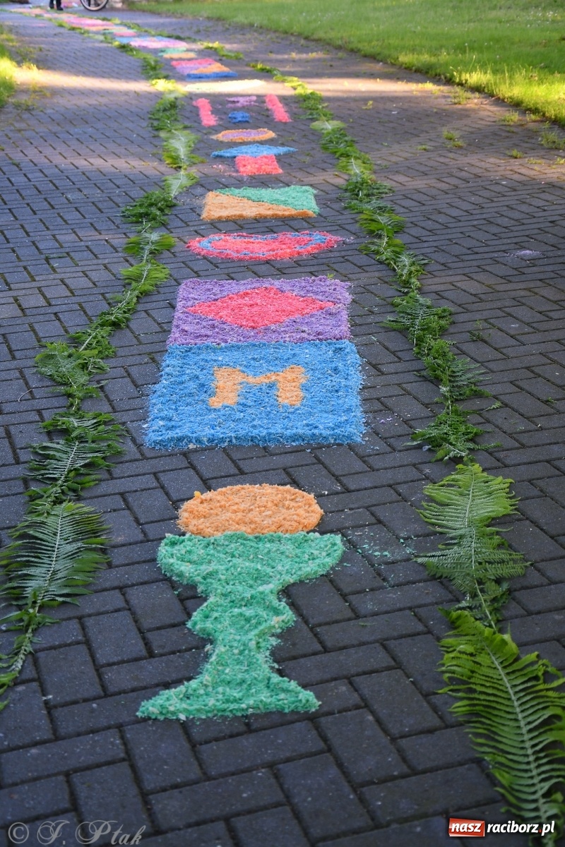 Zdjęcie w galerii na portalu naszraciborz.pl: W Sercu i Matce Bożej strojenie na Boże Ciało połączyło pokolenia wiadomości z regionu