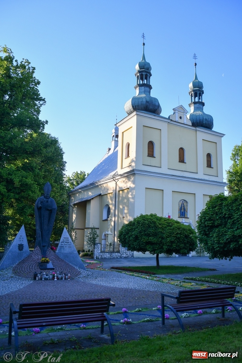 Zdjęcie w galerii na portalu naszraciborz.pl: W Sercu i Matce Bożej strojenie na Boże Ciało połączyło pokolenia wiadomości z regionu