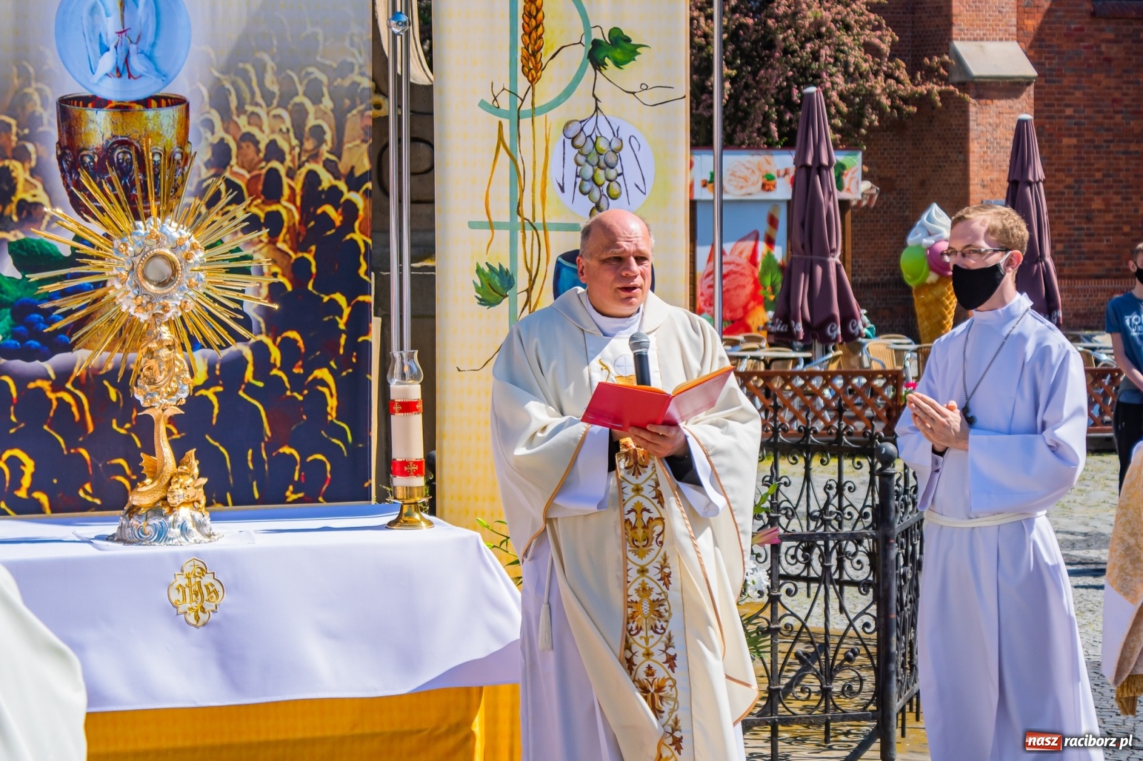 Zdjęcie w galerii na portalu naszraciborz.pl: Raciborskie procesje Bożego Ciała 2021 wiadomości z regionu