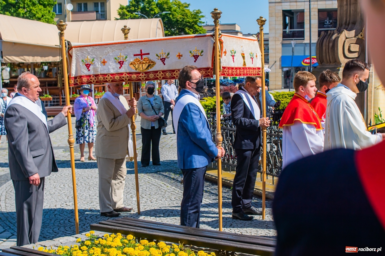 Zdjęcie w galerii na portalu naszraciborz.pl: Raciborskie procesje Bożego Ciała 2021 wiadomości z regionu