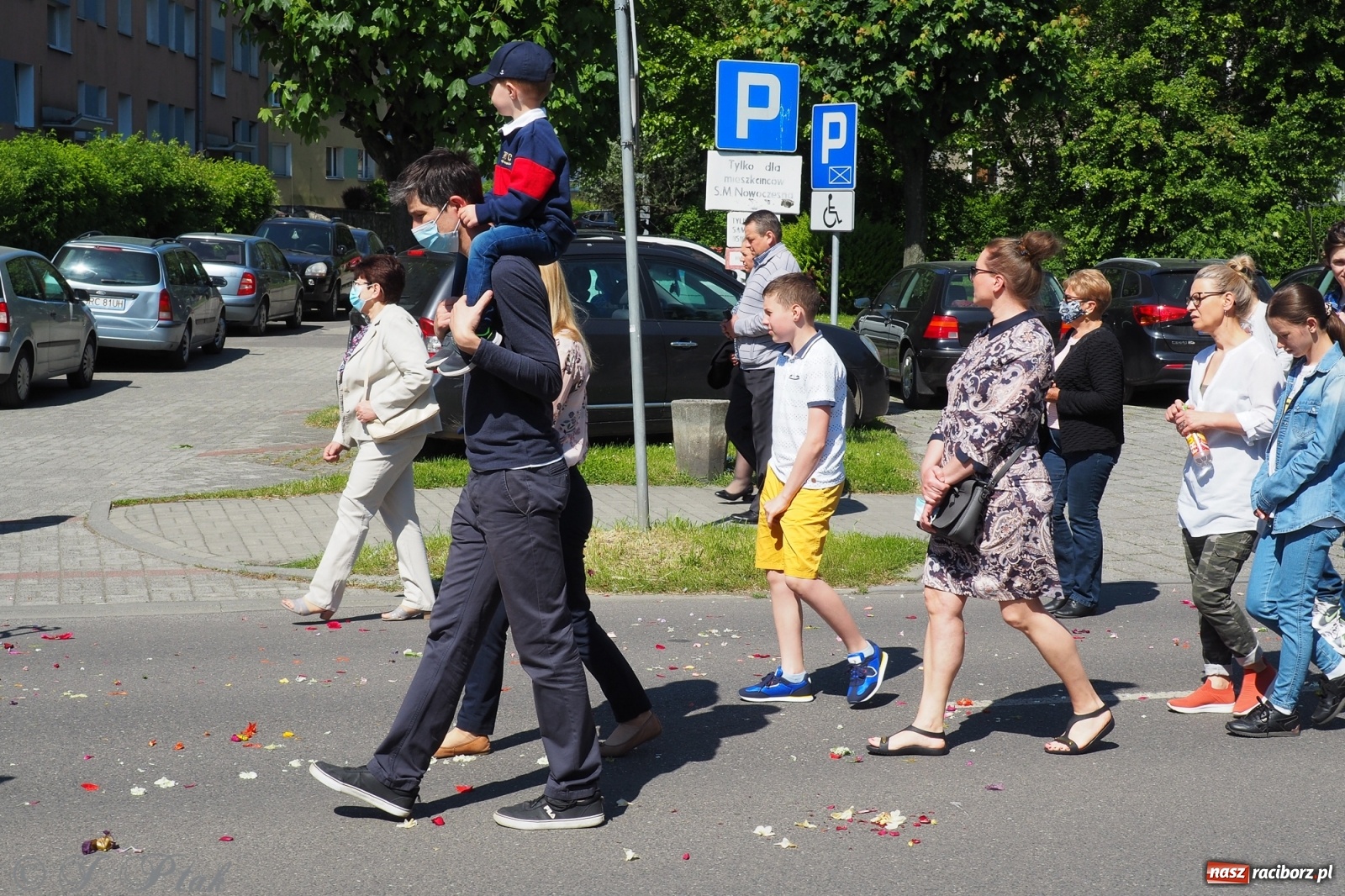 Zdjęcie w galerii na portalu naszraciborz.pl: Słoneczna trasa Bożego Ciała w parafii NSPJ w Raciborzu wiadomości z regionu