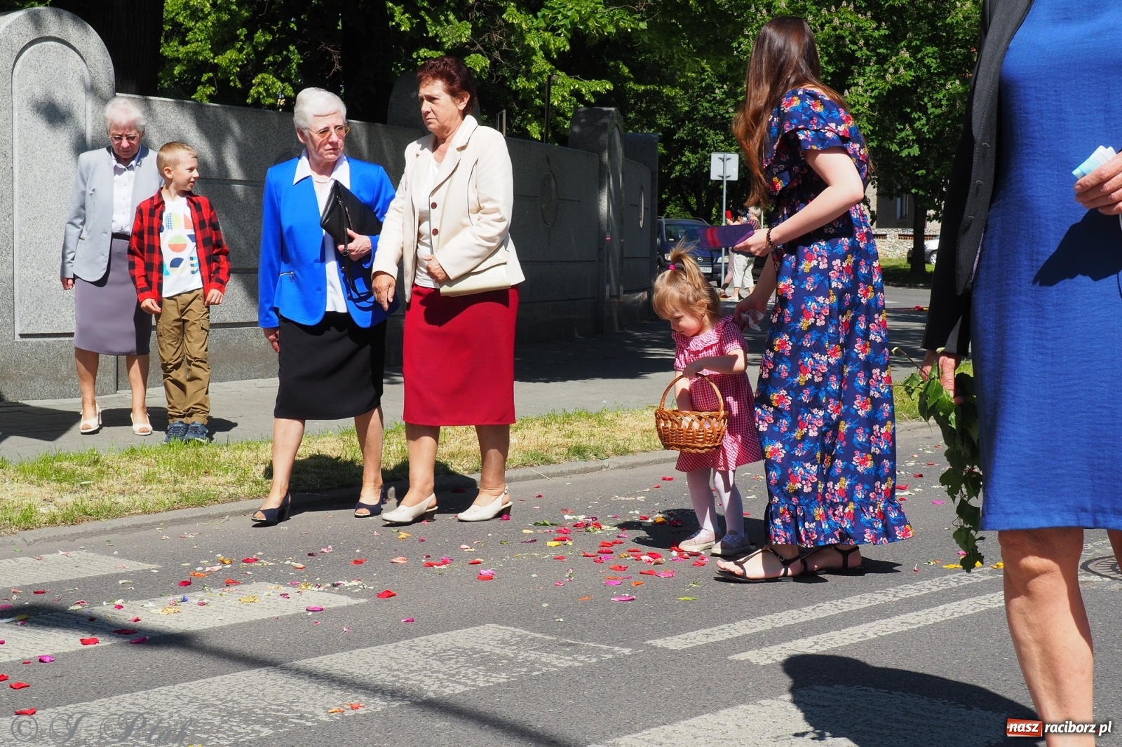 Zdjęcie w galerii na portalu naszraciborz.pl: Słoneczna trasa Bożego Ciała w parafii NSPJ w Raciborzu wiadomości z regionu