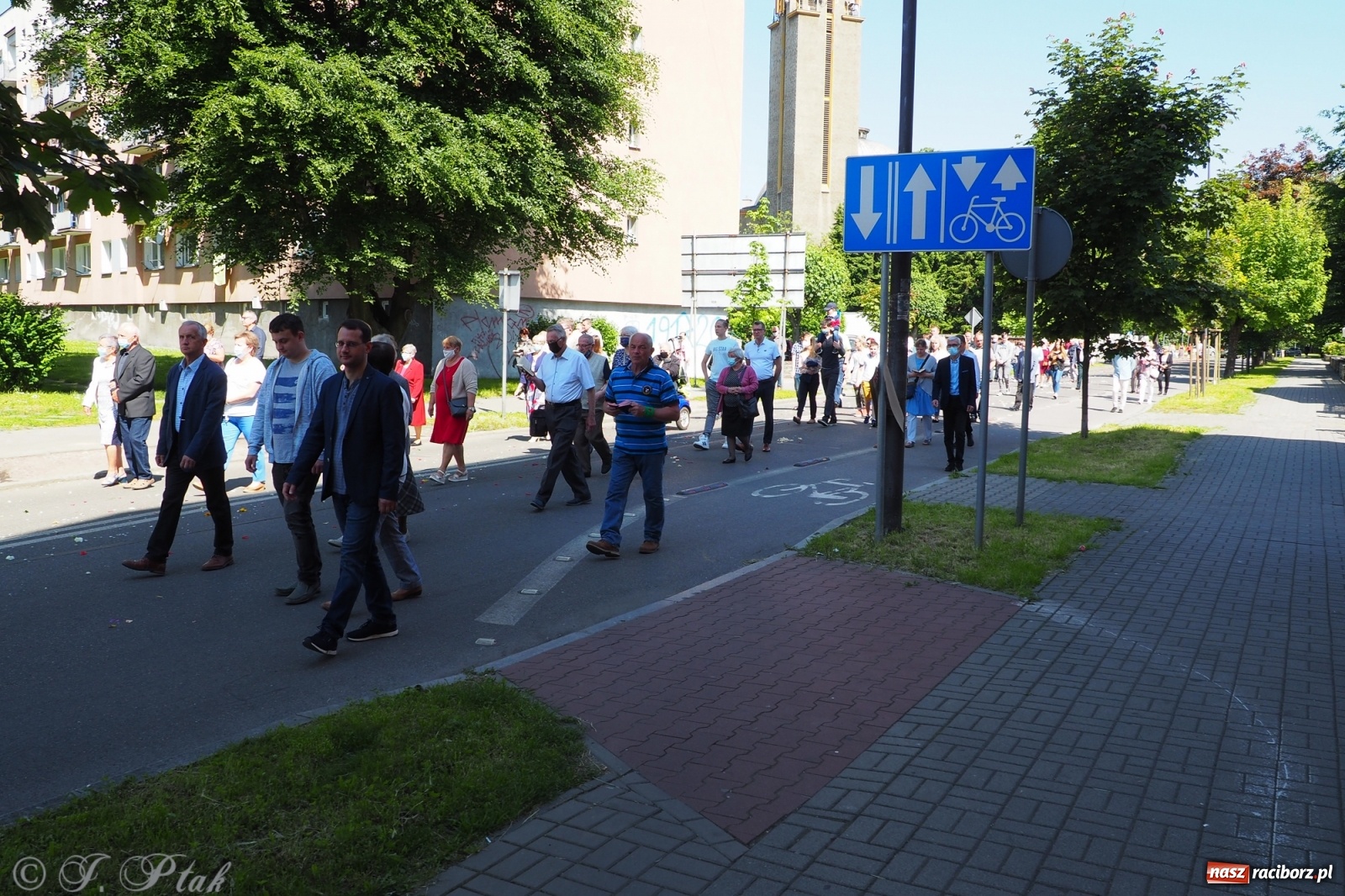 Zdjęcie w galerii na portalu naszraciborz.pl: Słoneczna trasa Bożego Ciała w parafii NSPJ w Raciborzu wiadomości z regionu