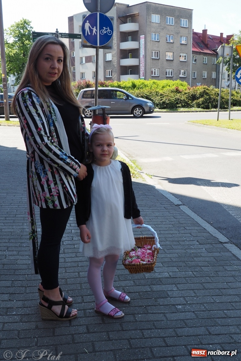 Zdjęcie w galerii na portalu naszraciborz.pl: Słoneczna trasa Bożego Ciała w parafii NSPJ w Raciborzu wiadomości z regionu