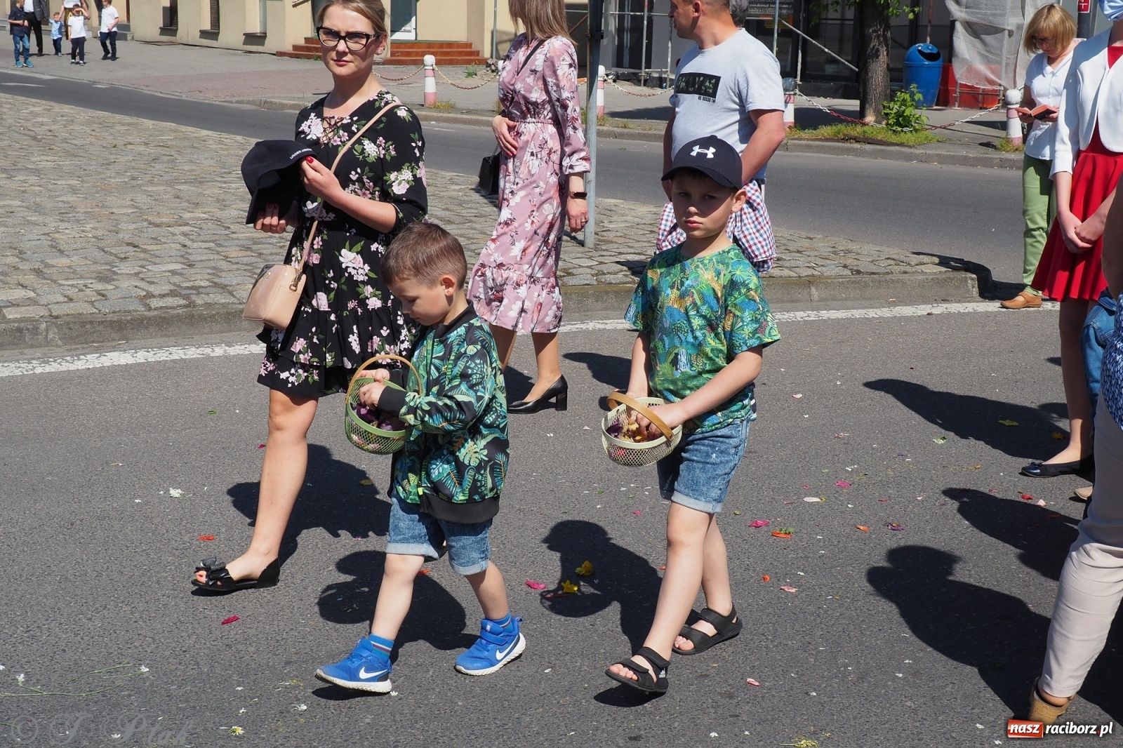 Zdjęcie w galerii na portalu naszraciborz.pl: Słoneczna trasa Bożego Ciała w parafii NSPJ w Raciborzu wiadomości z regionu