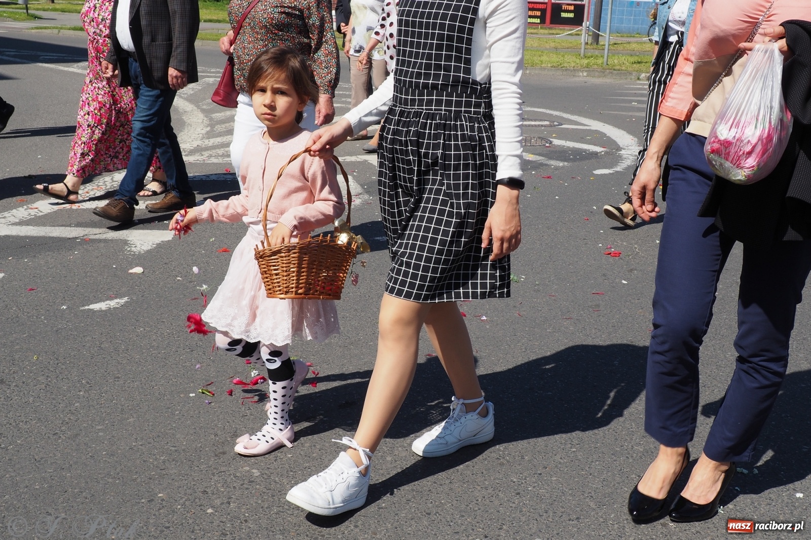 Zdjęcie w galerii na portalu naszraciborz.pl: Słoneczna trasa Bożego Ciała w parafii NSPJ w Raciborzu wiadomości z regionu