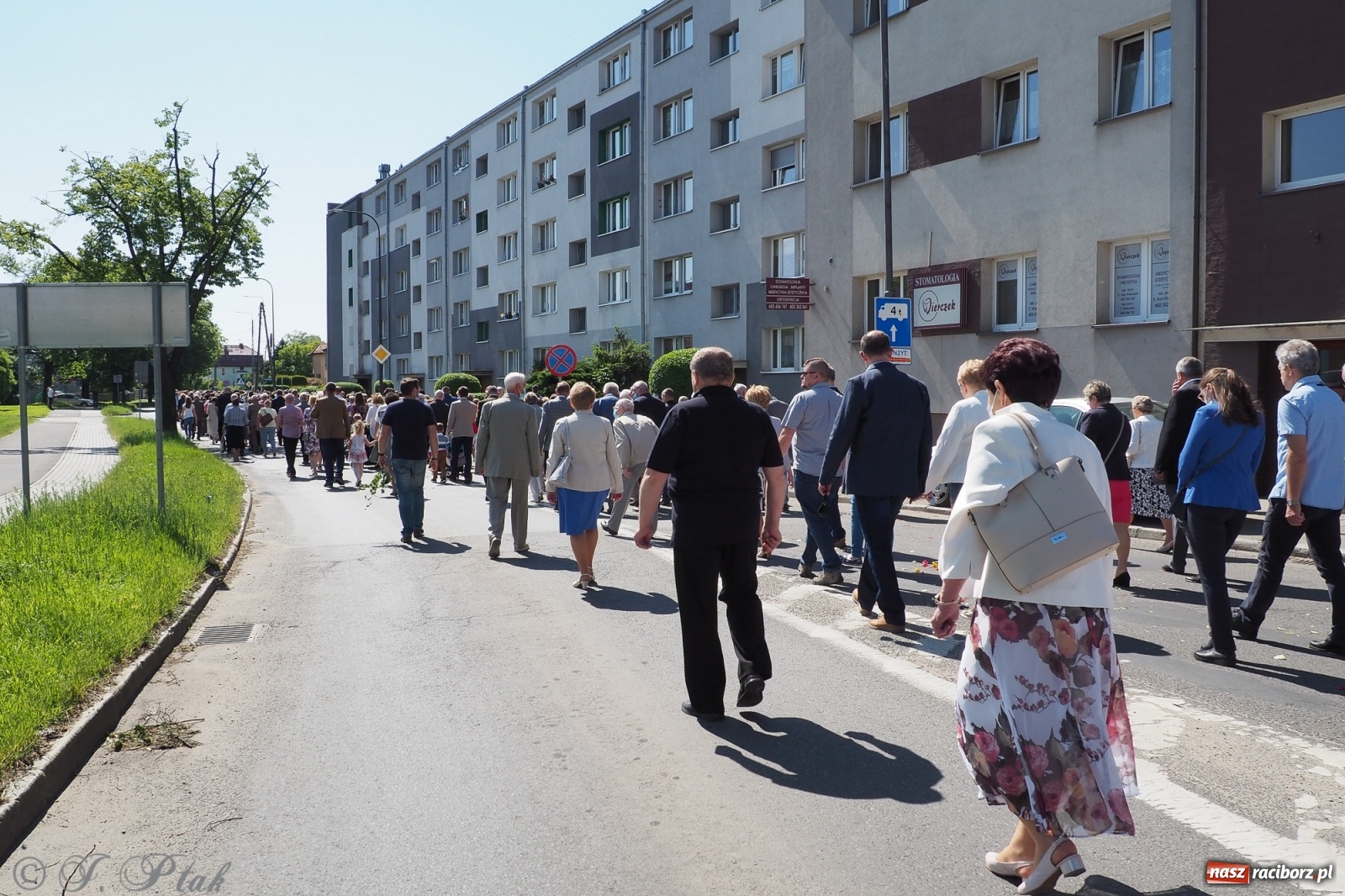 Zdjęcie w galerii na portalu naszraciborz.pl: Słoneczna trasa Bożego Ciała w parafii NSPJ w Raciborzu wiadomości z regionu