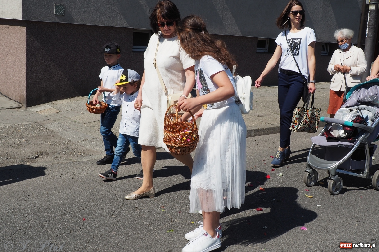 Zdjęcie w galerii na portalu naszraciborz.pl: Słoneczna trasa Bożego Ciała w parafii NSPJ w Raciborzu wiadomości z regionu