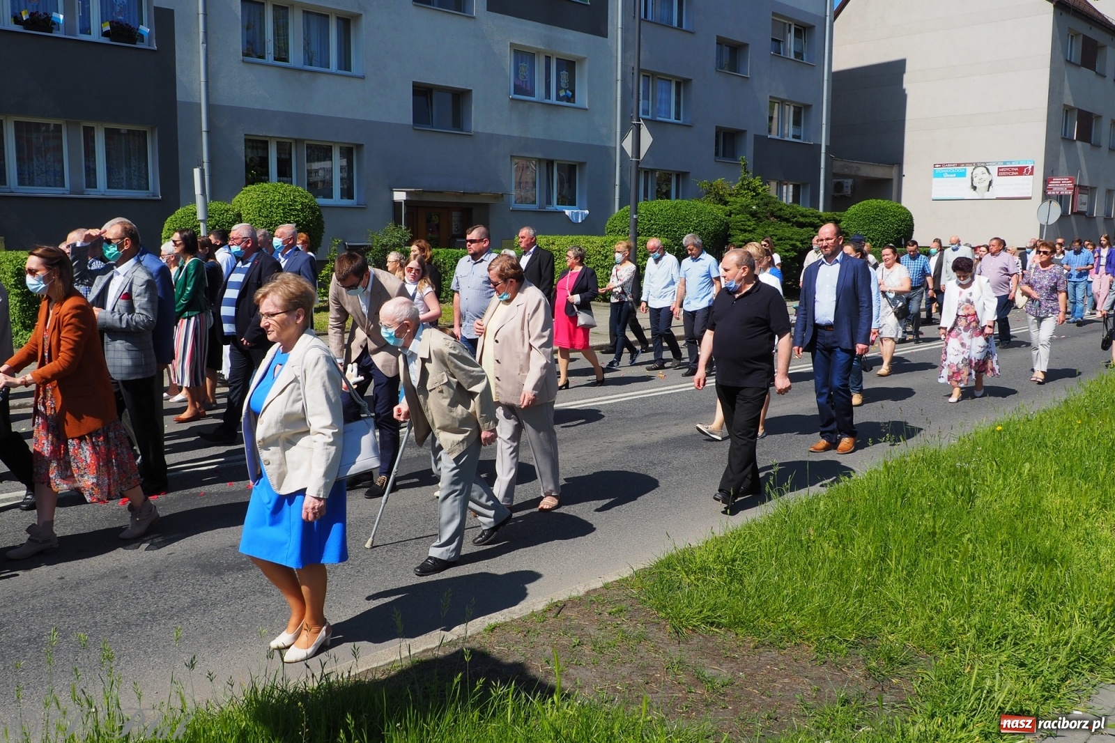 Zdjęcie w galerii na portalu naszraciborz.pl: Słoneczna trasa Bożego Ciała w parafii NSPJ w Raciborzu wiadomości z regionu