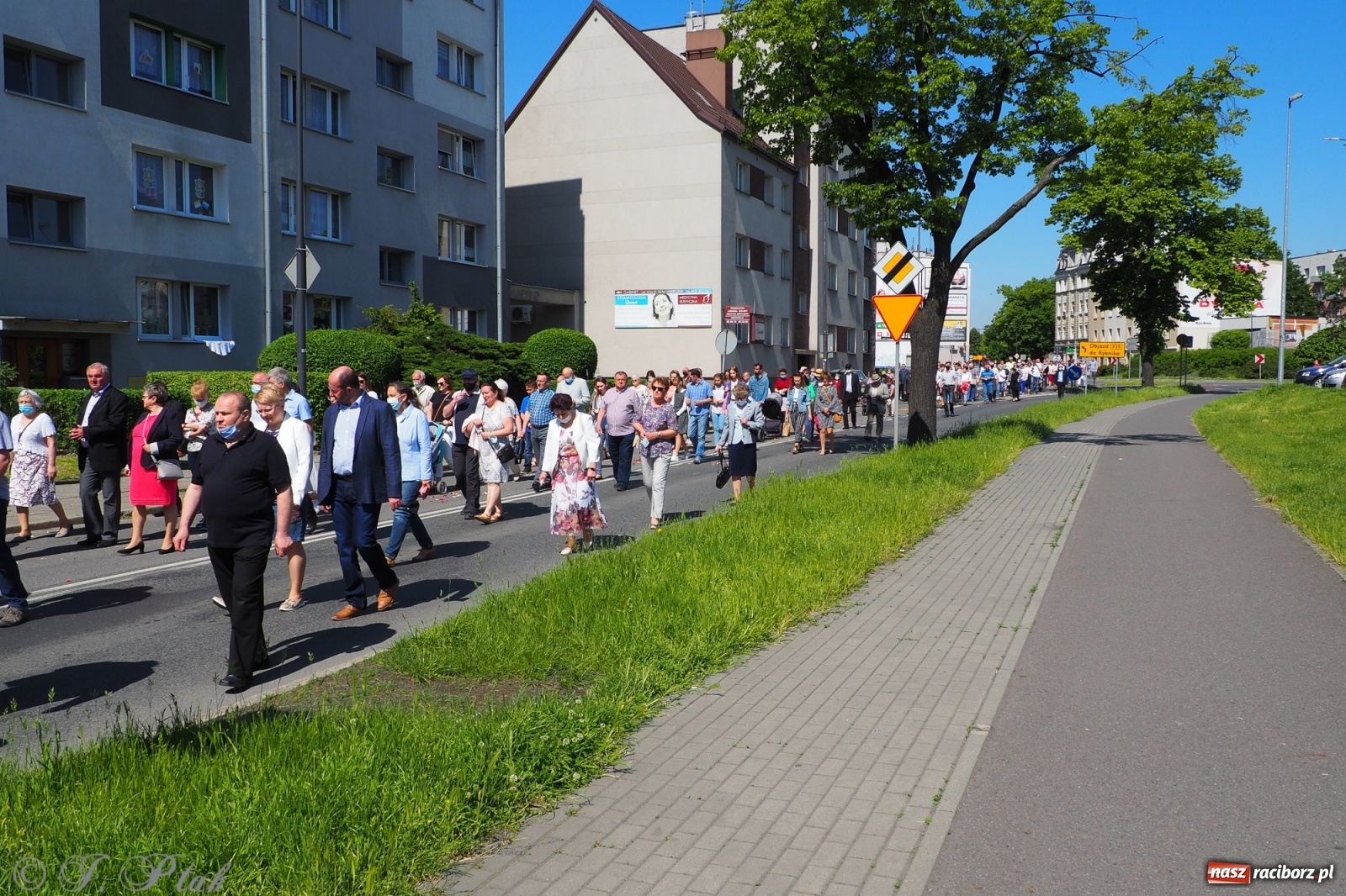 Zdjęcie w galerii na portalu naszraciborz.pl: Słoneczna trasa Bożego Ciała w parafii NSPJ w Raciborzu wiadomości z regionu