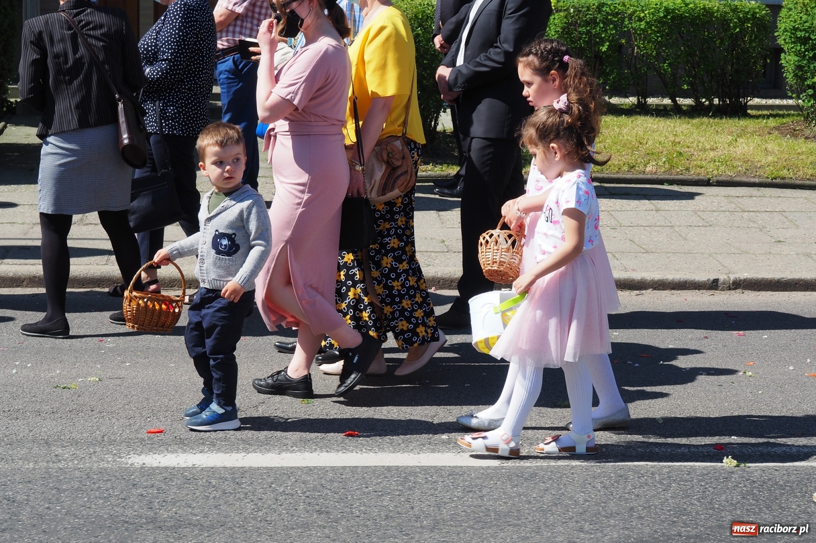 Zdjęcie w galerii na portalu naszraciborz.pl: Słoneczna trasa Bożego Ciała w parafii NSPJ w Raciborzu wiadomości z regionu