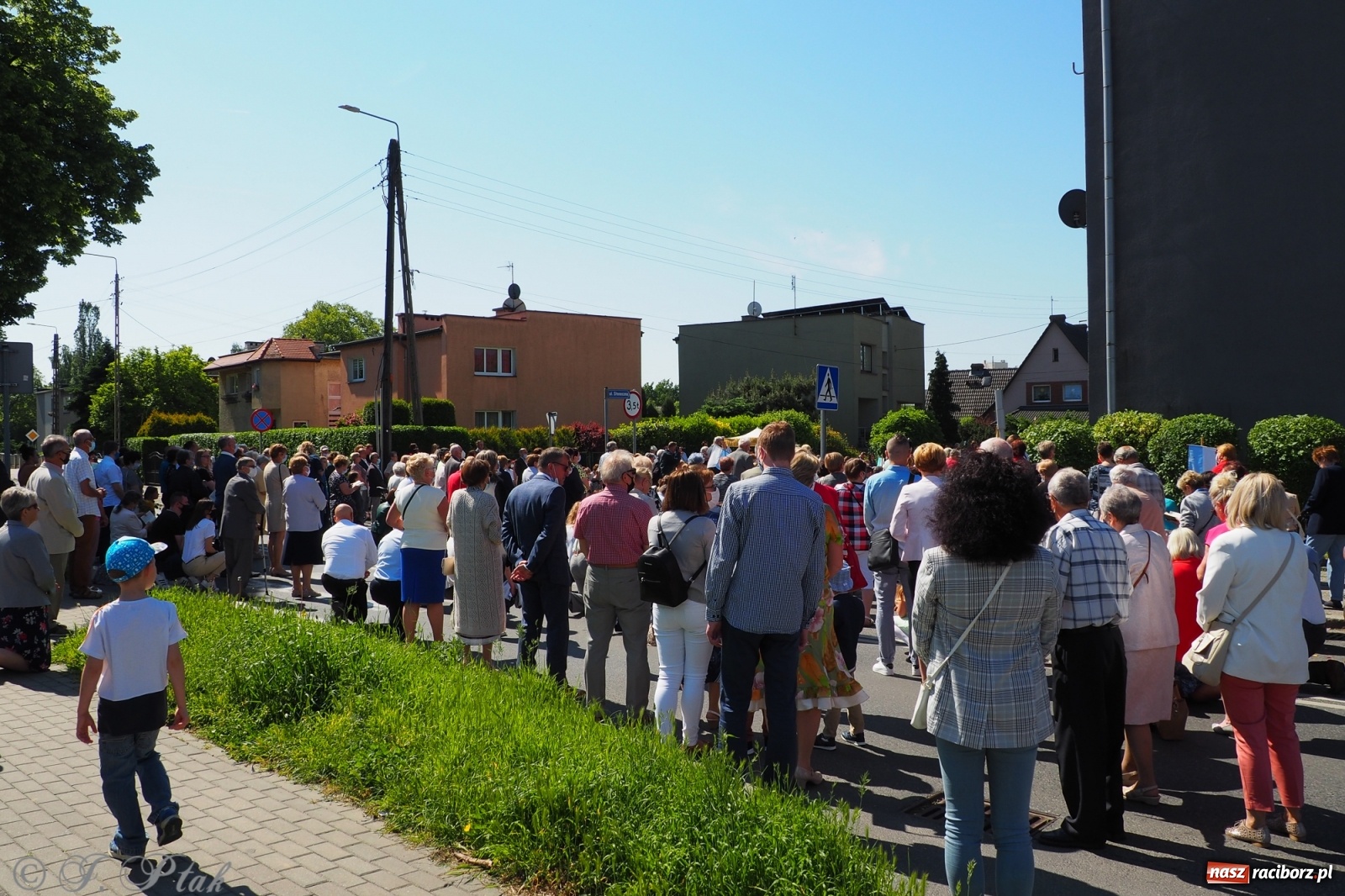 Zdjęcie w galerii na portalu naszraciborz.pl: Słoneczna trasa Bożego Ciała w parafii NSPJ w Raciborzu wiadomości z regionu