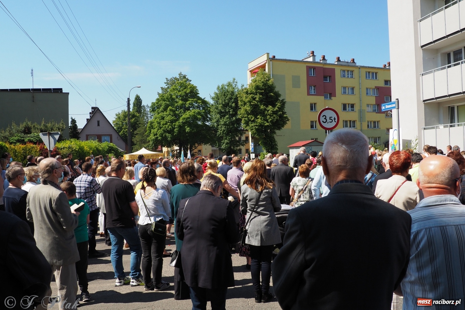 Zdjęcie w galerii na portalu naszraciborz.pl: Słoneczna trasa Bożego Ciała w parafii NSPJ w Raciborzu wiadomości z regionu