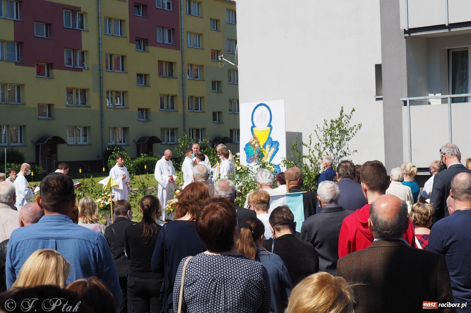 Zdjęcie w galerii na portalu naszraciborz.pl: Słoneczna trasa Bożego Ciała w parafii NSPJ w Raciborzu wiadomości z regionu