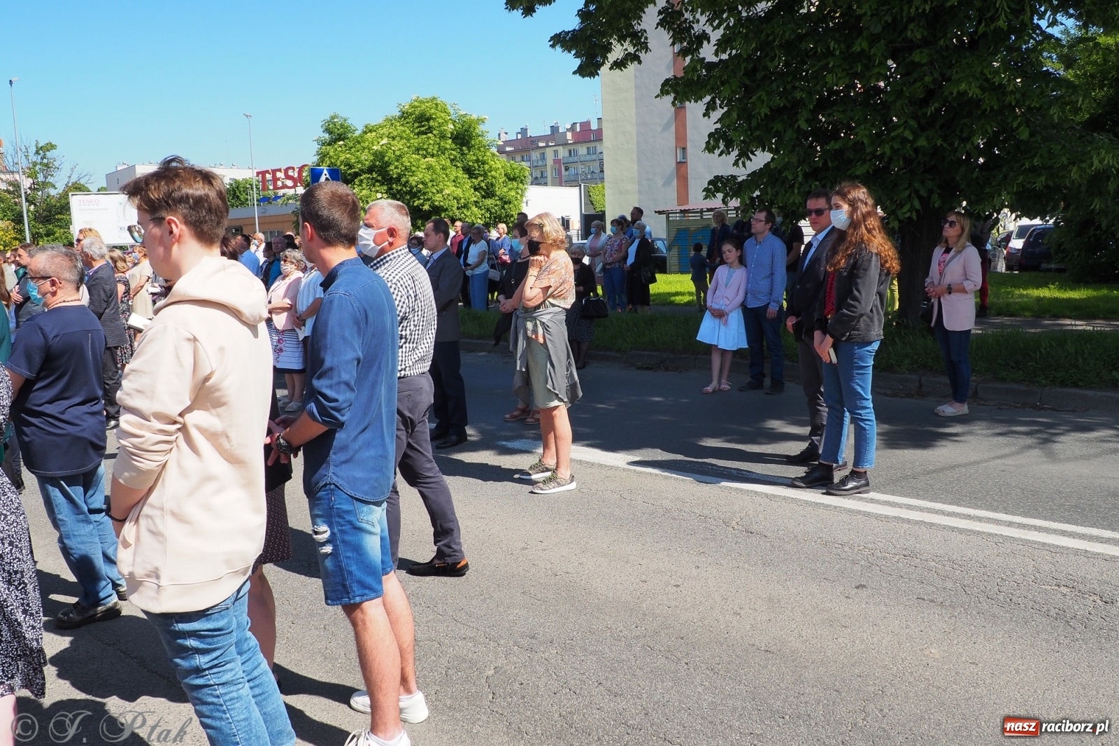 Zdjęcie w galerii na portalu naszraciborz.pl: Słoneczna trasa Bożego Ciała w parafii NSPJ w Raciborzu wiadomości z regionu