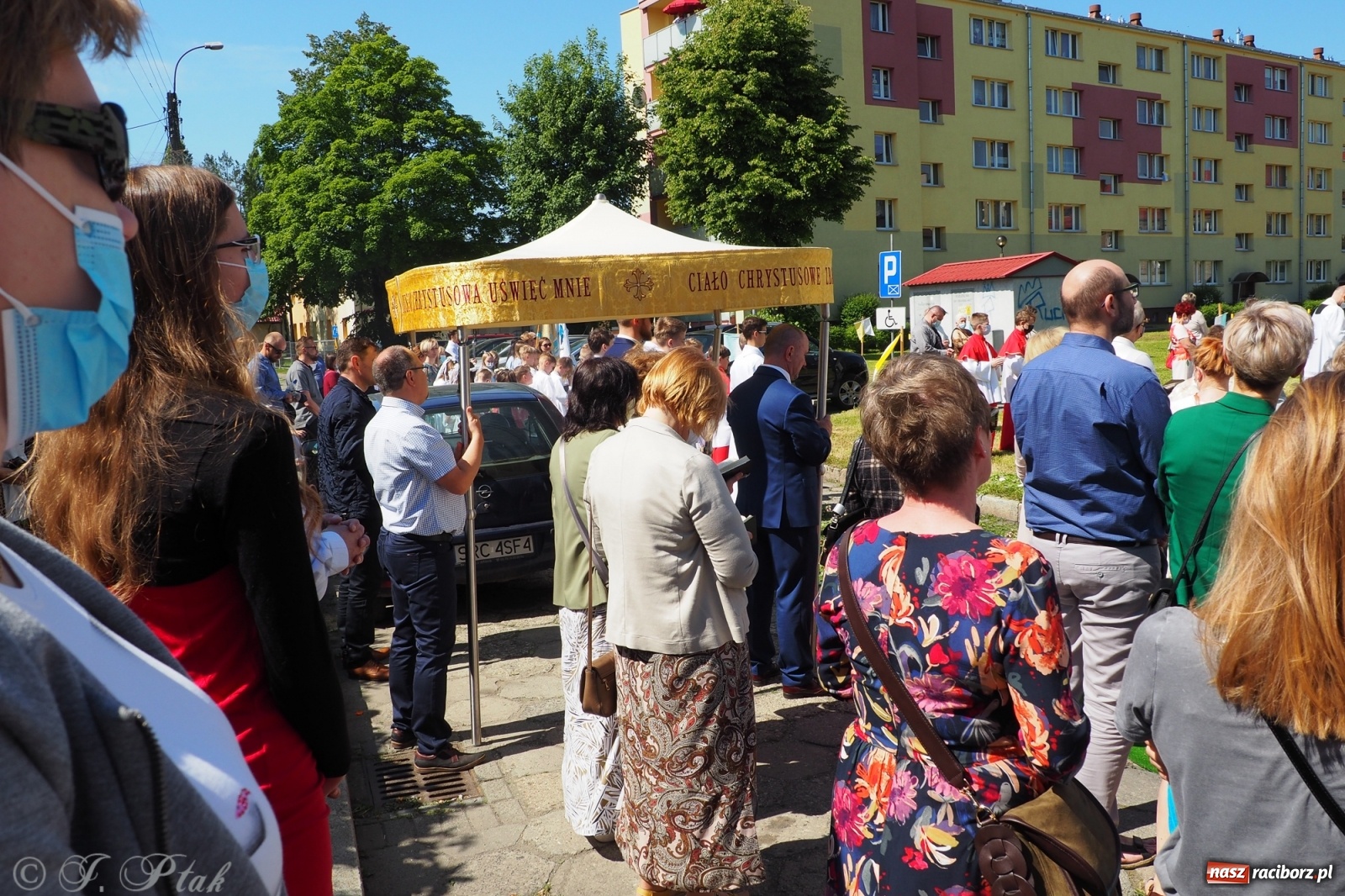 Zdjęcie w galerii na portalu naszraciborz.pl: Słoneczna trasa Bożego Ciała w parafii NSPJ w Raciborzu wiadomości z regionu