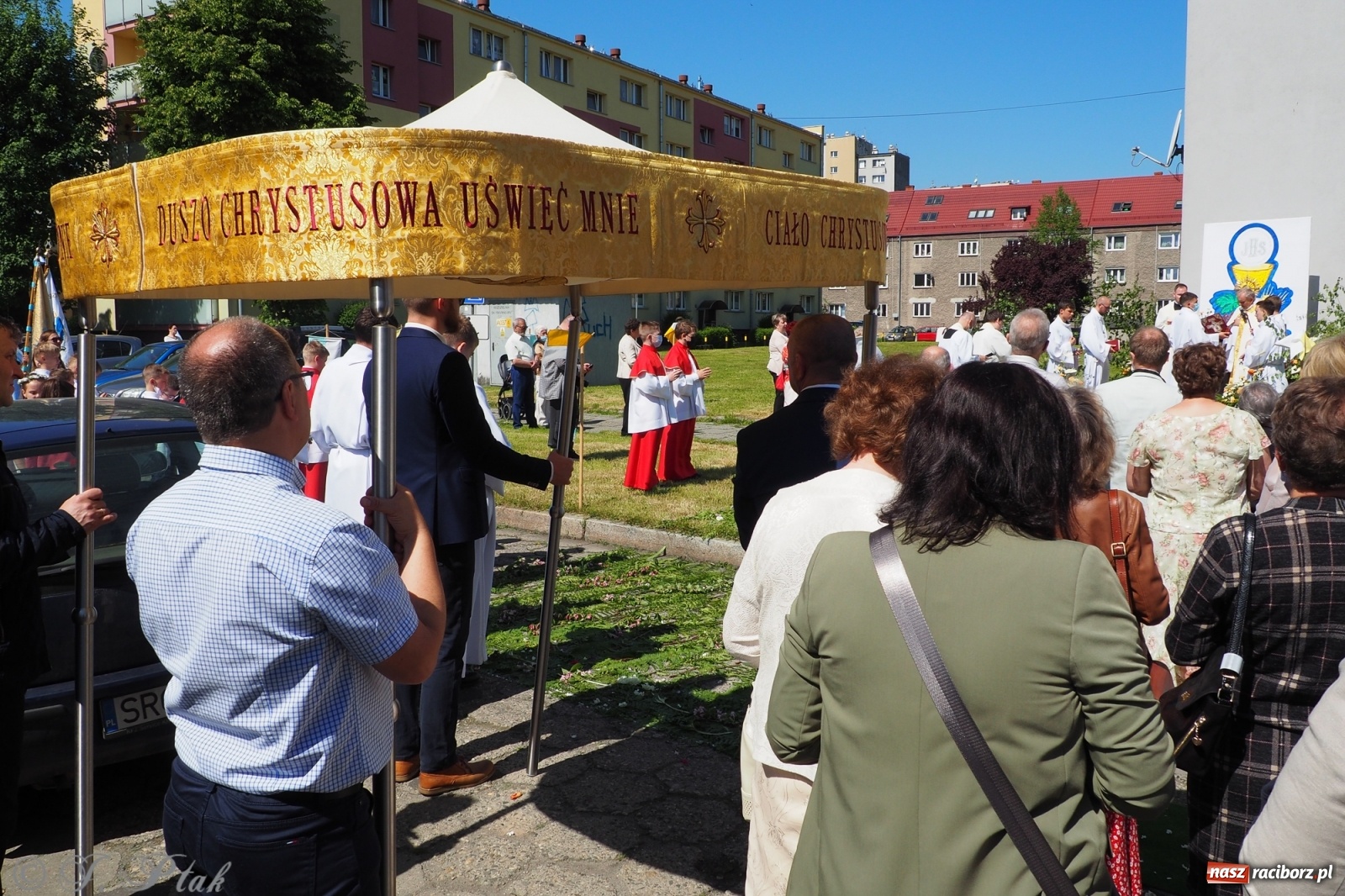 Zdjęcie w galerii na portalu naszraciborz.pl: Słoneczna trasa Bożego Ciała w parafii NSPJ w Raciborzu wiadomości z regionu