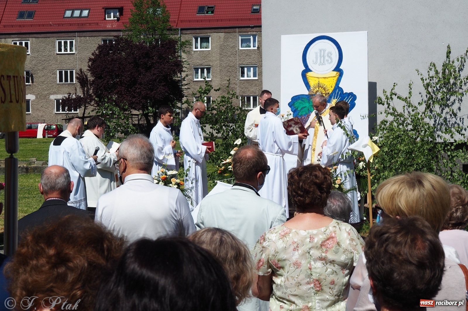 Zdjęcie w galerii na portalu naszraciborz.pl: Słoneczna trasa Bożego Ciała w parafii NSPJ w Raciborzu wiadomości z regionu