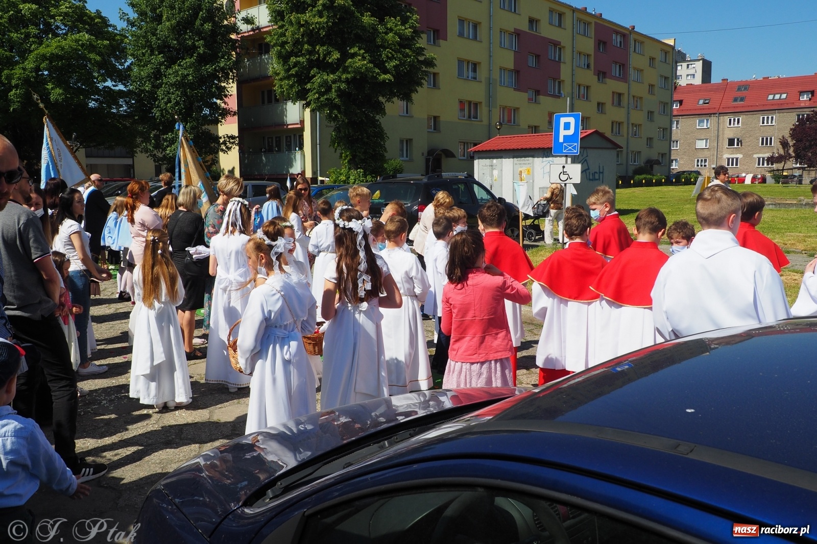 Zdjęcie w galerii na portalu naszraciborz.pl: Słoneczna trasa Bożego Ciała w parafii NSPJ w Raciborzu wiadomości z regionu