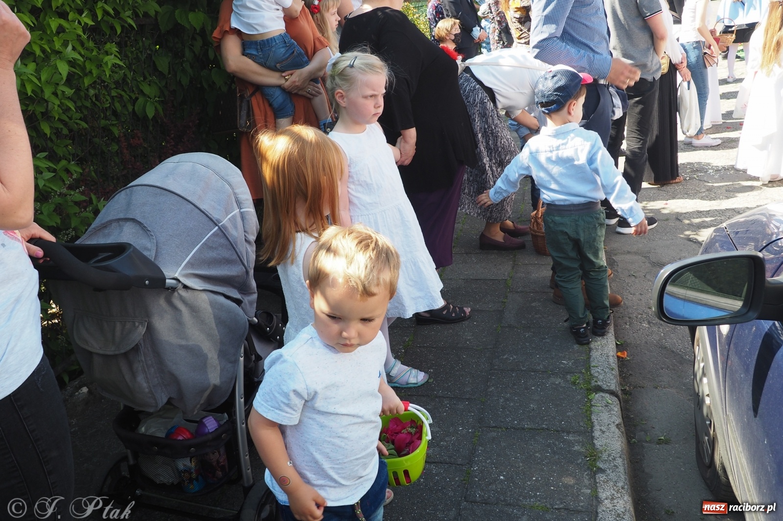 Zdjęcie w galerii na portalu naszraciborz.pl: Słoneczna trasa Bożego Ciała w parafii NSPJ w Raciborzu wiadomości z regionu