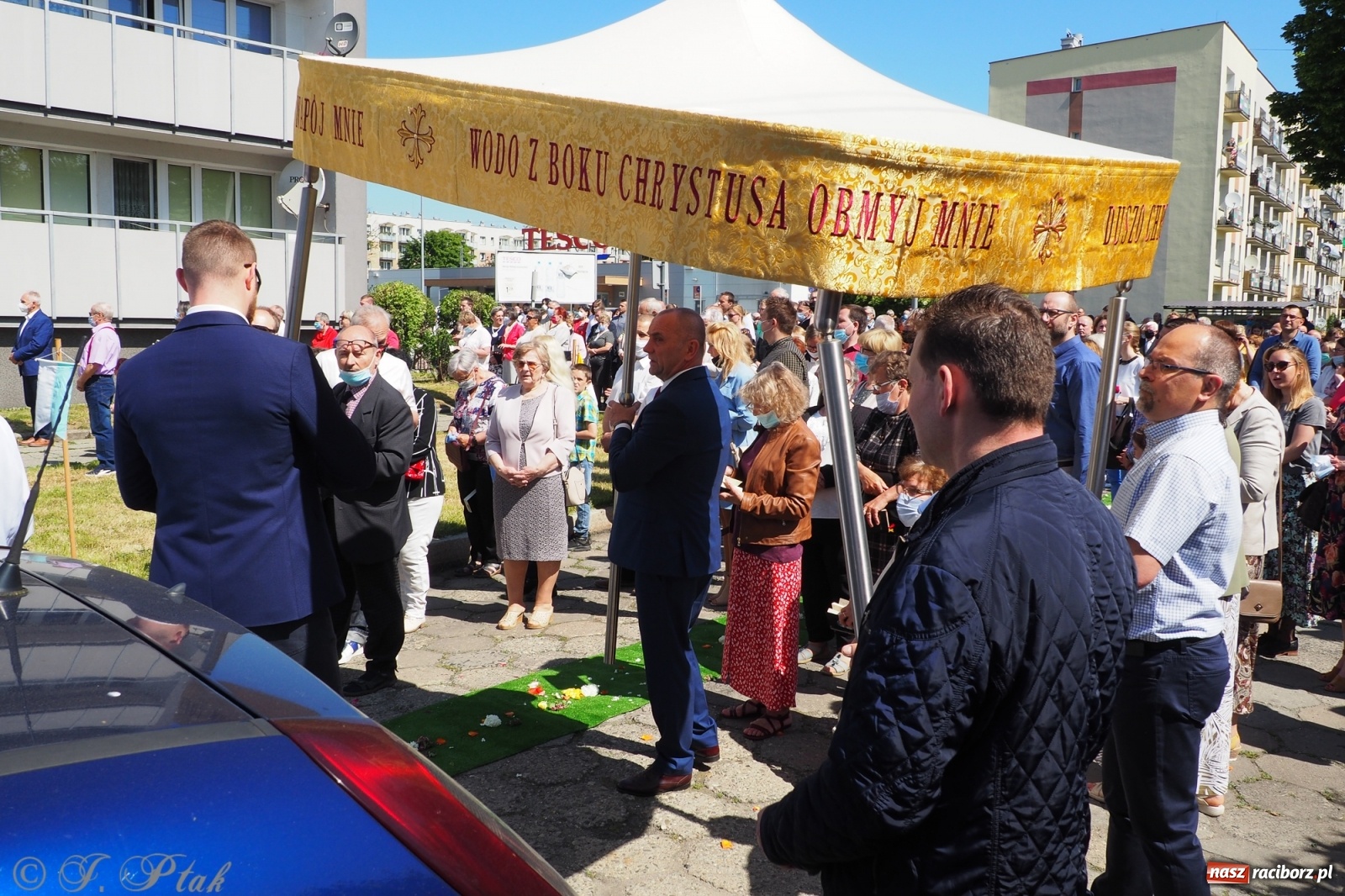 Zdjęcie w galerii na portalu naszraciborz.pl: Słoneczna trasa Bożego Ciała w parafii NSPJ w Raciborzu wiadomości z regionu