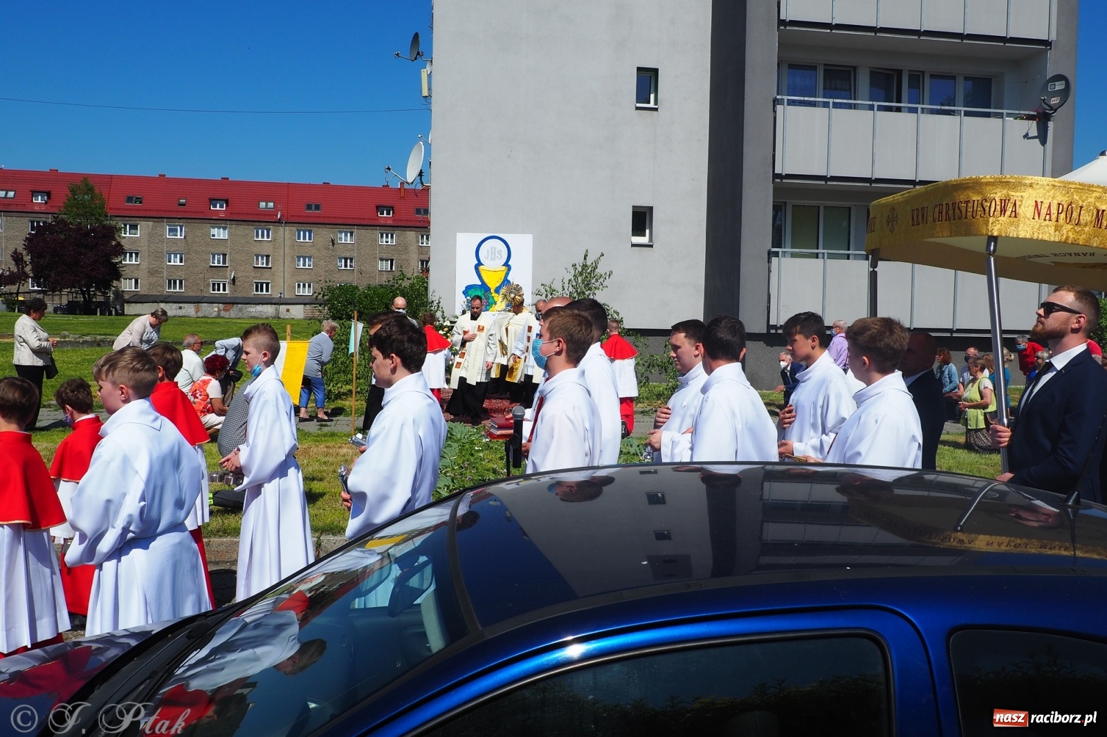 Zdjęcie w galerii na portalu naszraciborz.pl: Słoneczna trasa Bożego Ciała w parafii NSPJ w Raciborzu wiadomości z regionu