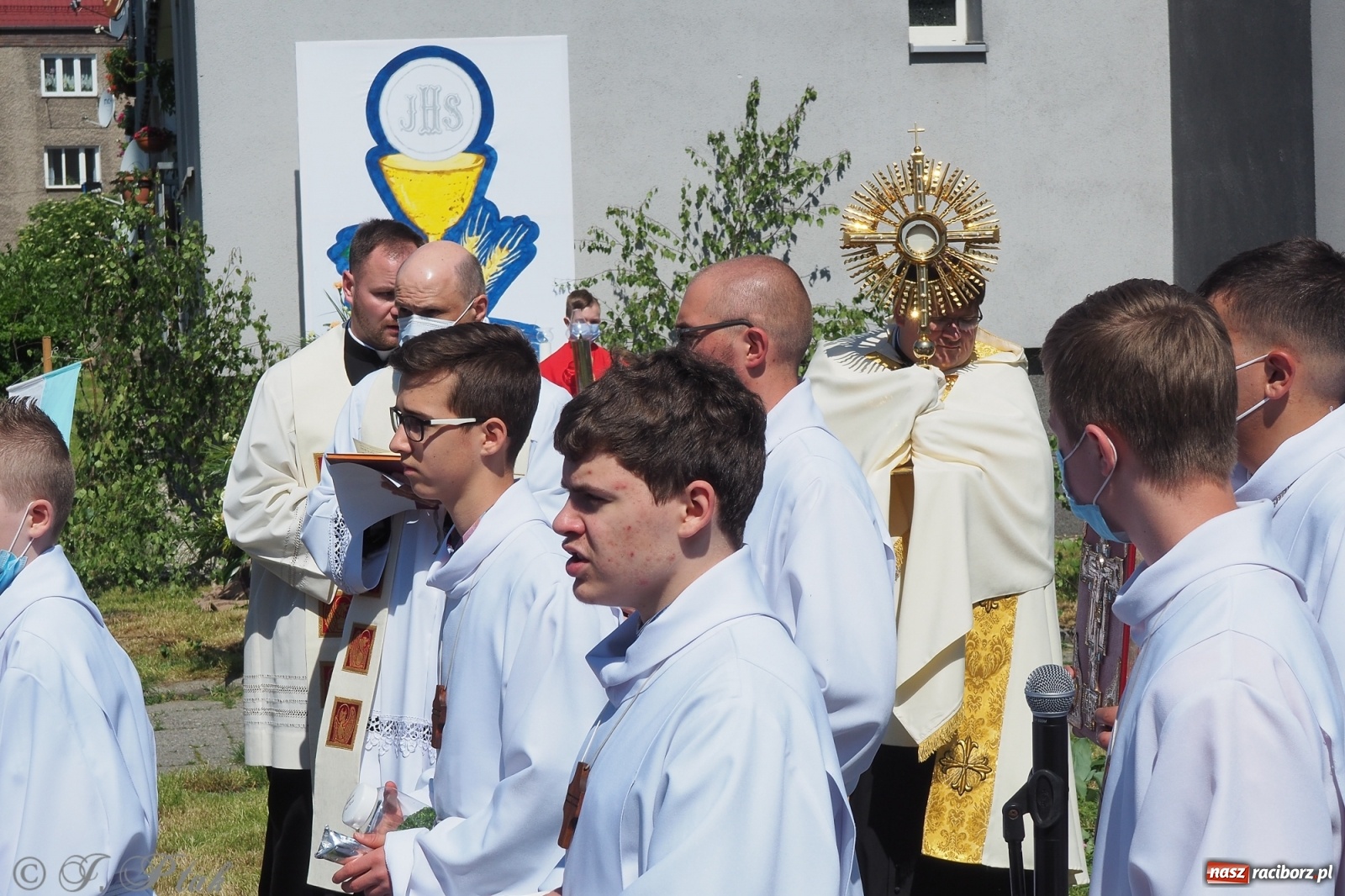 Zdjęcie w galerii na portalu naszraciborz.pl: Słoneczna trasa Bożego Ciała w parafii NSPJ w Raciborzu wiadomości z regionu