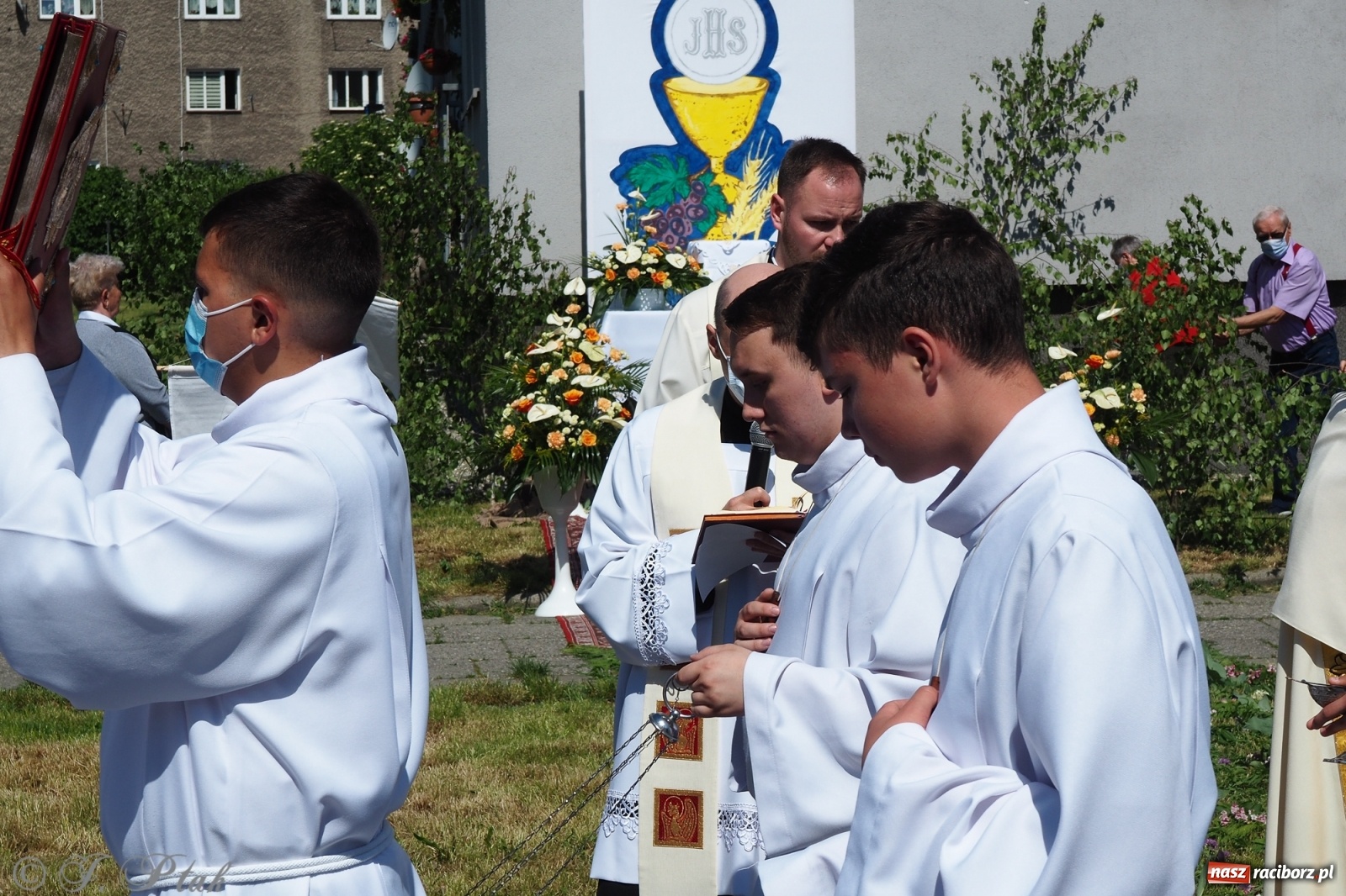 Zdjęcie w galerii na portalu naszraciborz.pl: Słoneczna trasa Bożego Ciała w parafii NSPJ w Raciborzu wiadomości z regionu