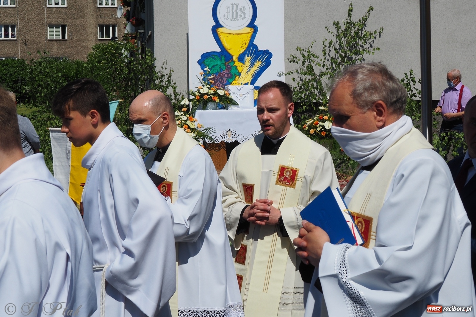 Zdjęcie w galerii na portalu naszraciborz.pl: Słoneczna trasa Bożego Ciała w parafii NSPJ w Raciborzu wiadomości z regionu