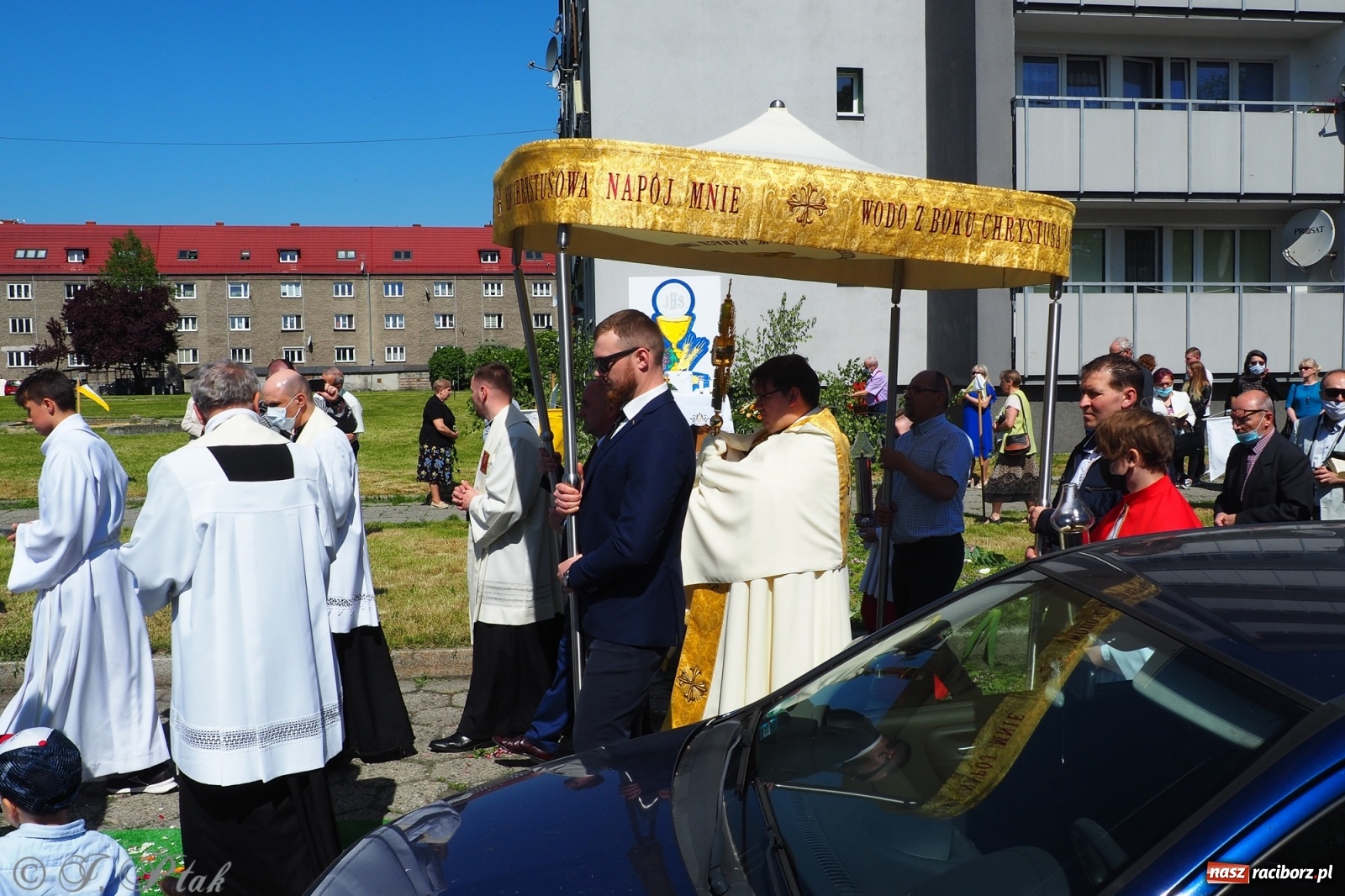 Zdjęcie w galerii na portalu naszraciborz.pl: Słoneczna trasa Bożego Ciała w parafii NSPJ w Raciborzu wiadomości z regionu
