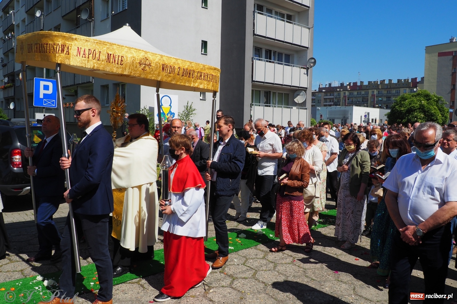 Zdjęcie w galerii na portalu naszraciborz.pl: Słoneczna trasa Bożego Ciała w parafii NSPJ w Raciborzu wiadomości z regionu