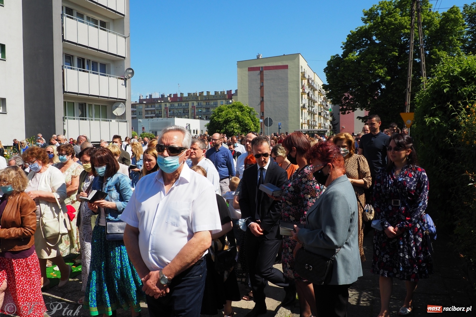 Zdjęcie w galerii na portalu naszraciborz.pl: Słoneczna trasa Bożego Ciała w parafii NSPJ w Raciborzu wiadomości z regionu