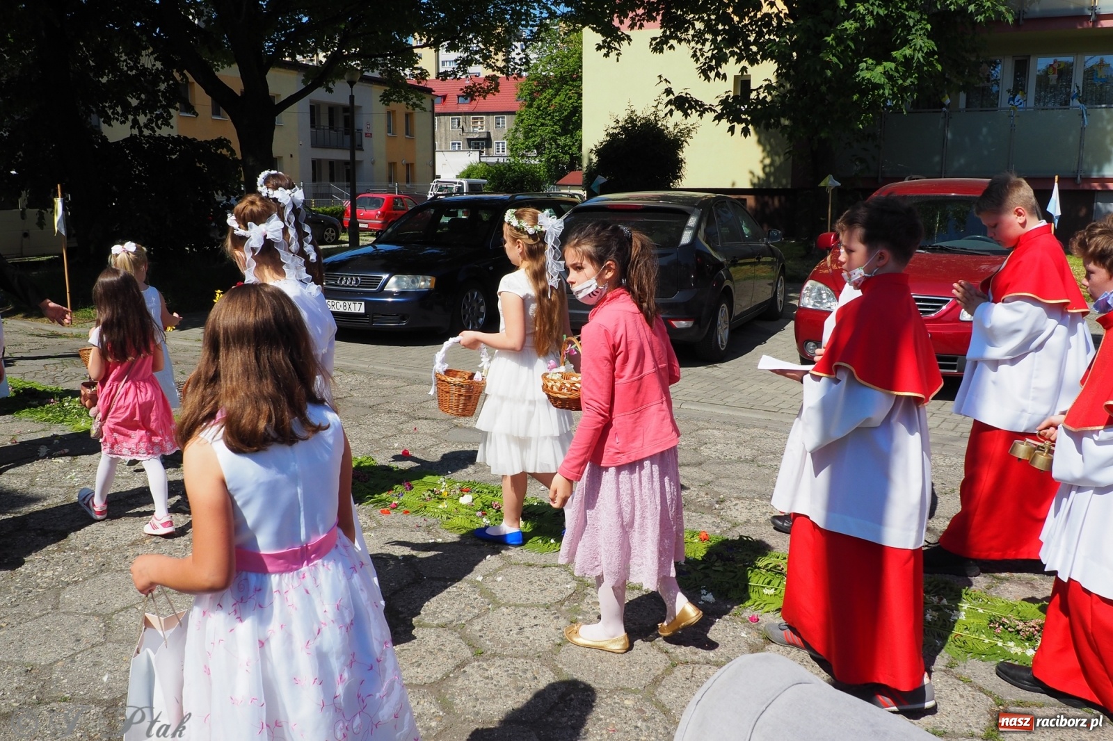Zdjęcie w galerii na portalu naszraciborz.pl: Słoneczna trasa Bożego Ciała w parafii NSPJ w Raciborzu wiadomości z regionu
