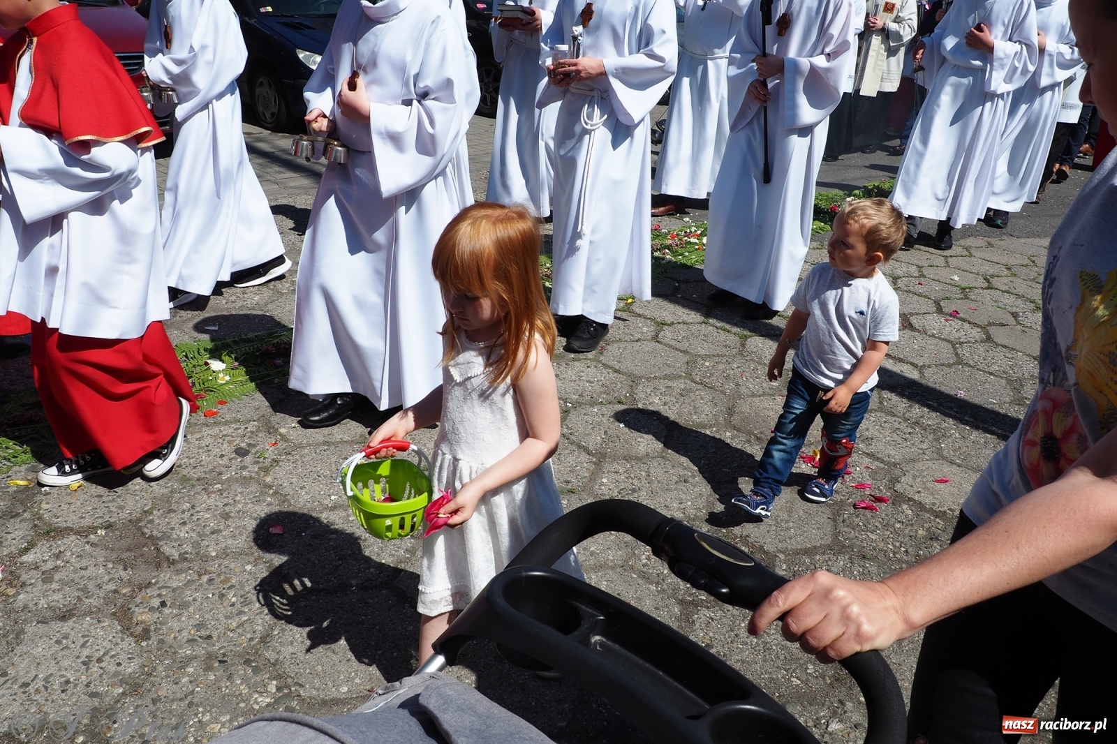 Zdjęcie w galerii na portalu naszraciborz.pl: Słoneczna trasa Bożego Ciała w parafii NSPJ w Raciborzu wiadomości z regionu