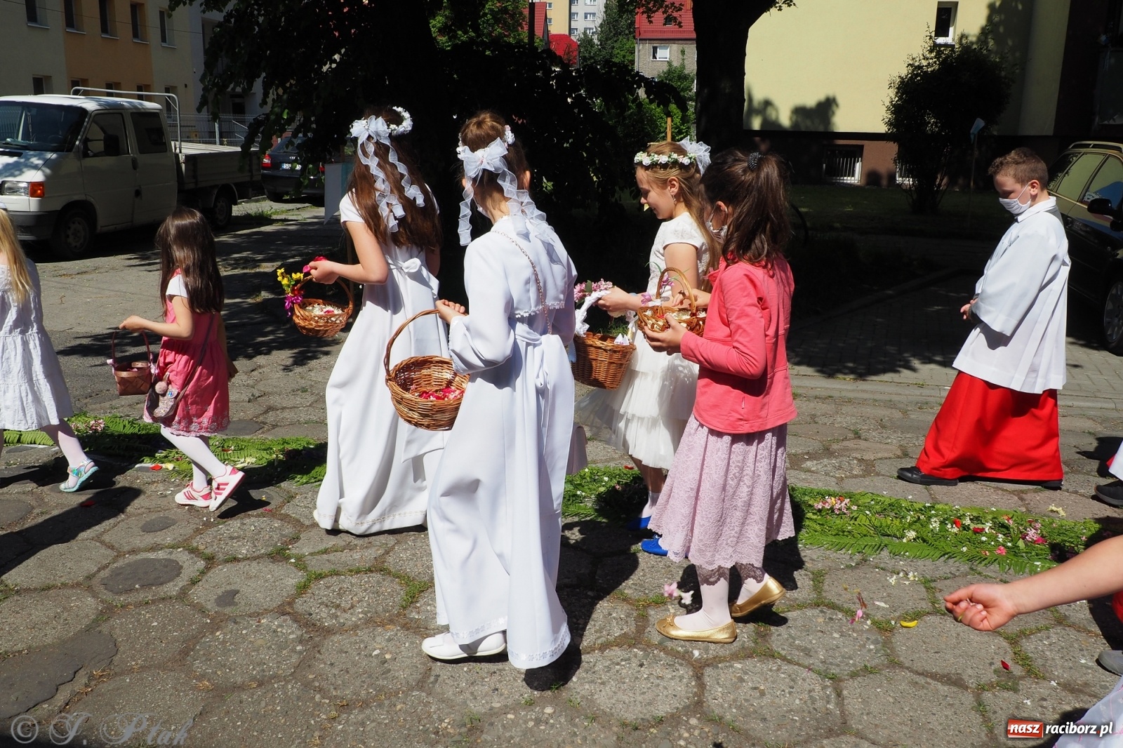 Zdjęcie w galerii na portalu naszraciborz.pl: Słoneczna trasa Bożego Ciała w parafii NSPJ w Raciborzu wiadomości z regionu