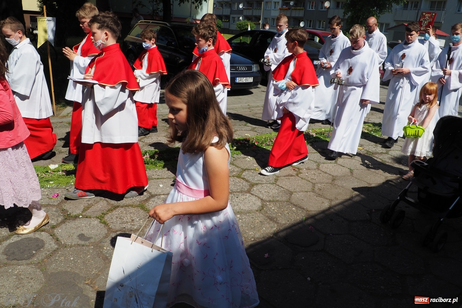 Zdjęcie w galerii na portalu naszraciborz.pl: Słoneczna trasa Bożego Ciała w parafii NSPJ w Raciborzu wiadomości z regionu