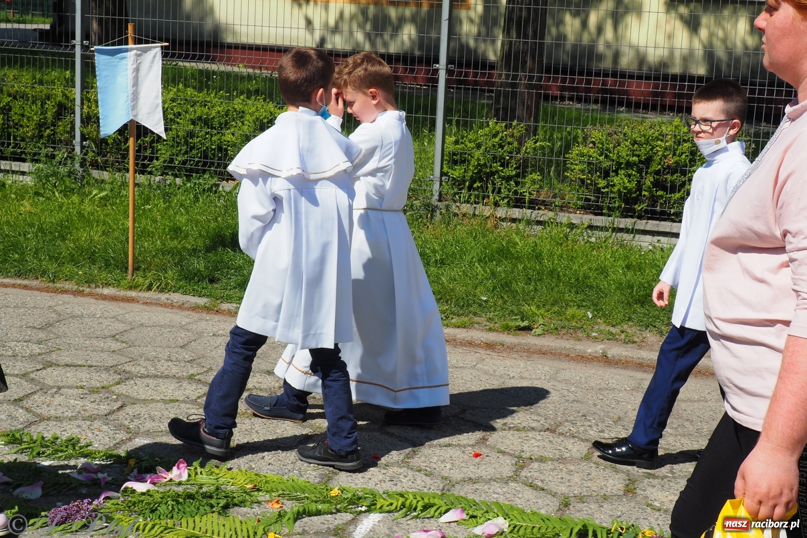 Zdjęcie w galerii na portalu naszraciborz.pl: Słoneczna trasa Bożego Ciała w parafii NSPJ w Raciborzu wiadomości z regionu