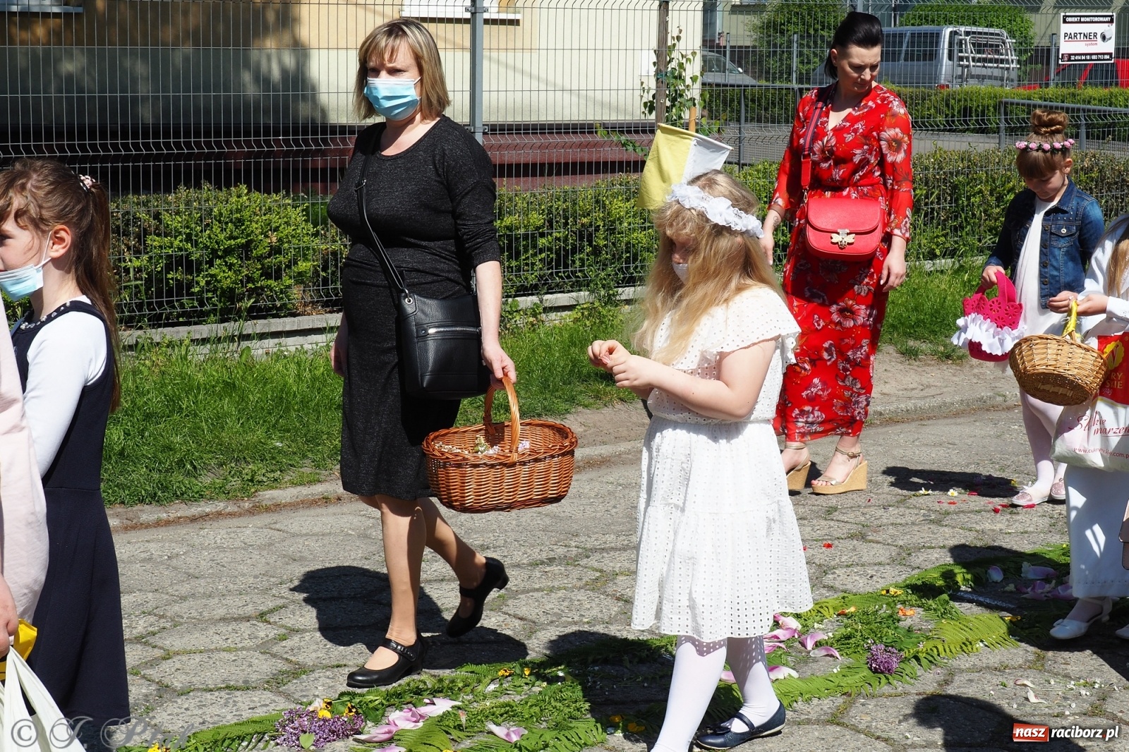 Zdjęcie w galerii na portalu naszraciborz.pl: Słoneczna trasa Bożego Ciała w parafii NSPJ w Raciborzu wiadomości z regionu