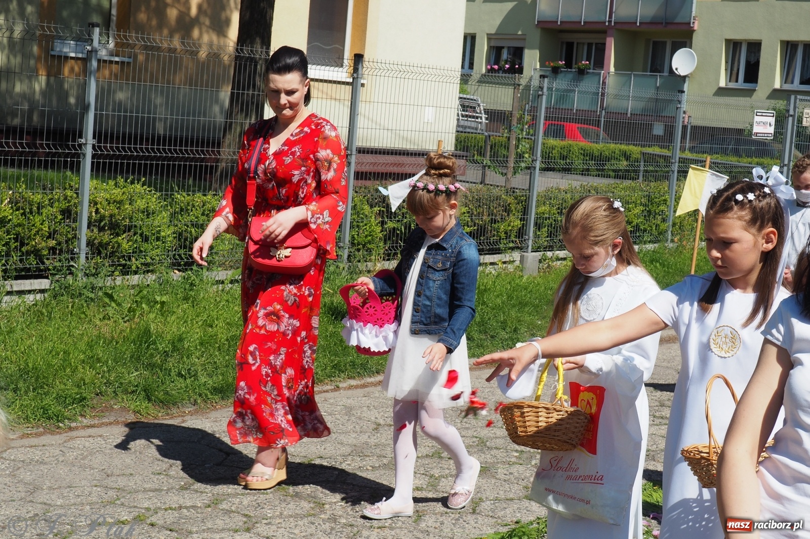 Zdjęcie w galerii na portalu naszraciborz.pl: Słoneczna trasa Bożego Ciała w parafii NSPJ w Raciborzu wiadomości z regionu