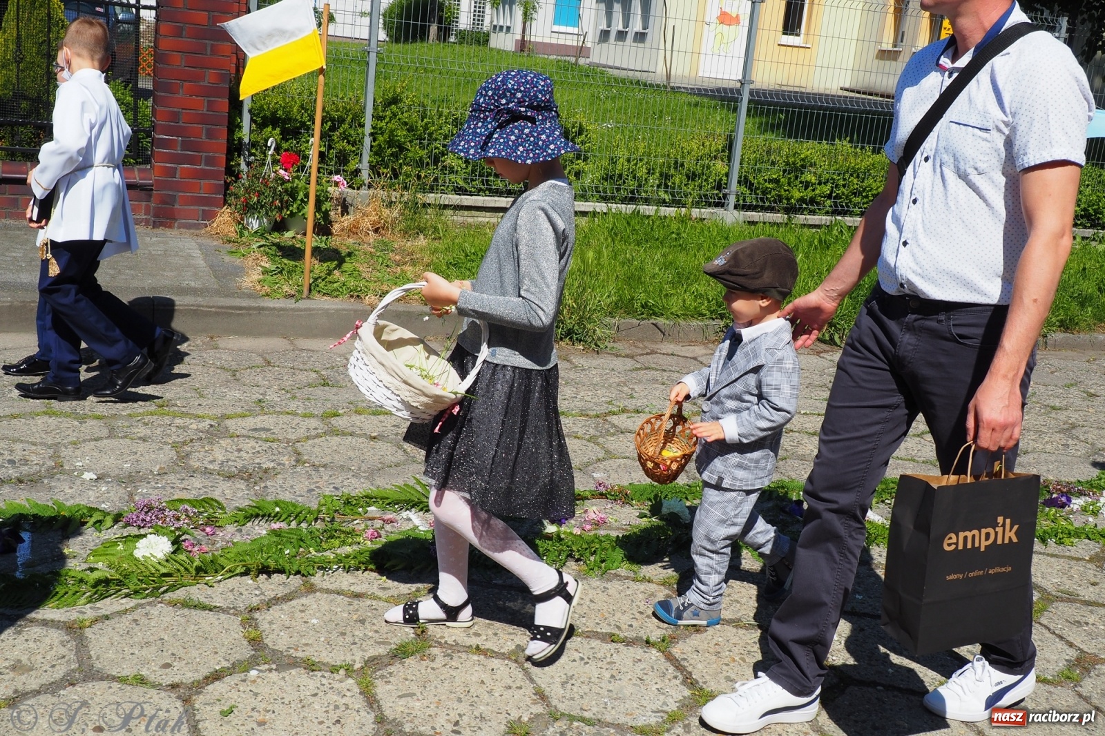 Zdjęcie w galerii na portalu naszraciborz.pl: Słoneczna trasa Bożego Ciała w parafii NSPJ w Raciborzu wiadomości z regionu