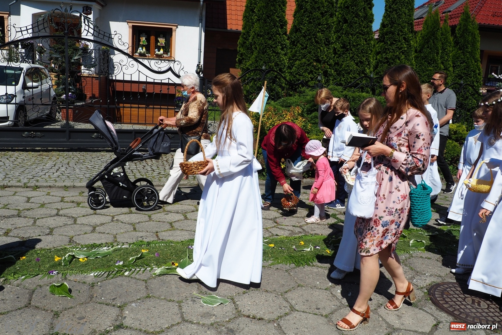 Zdjęcie w galerii na portalu naszraciborz.pl: Słoneczna trasa Bożego Ciała w parafii NSPJ w Raciborzu wiadomości z regionu