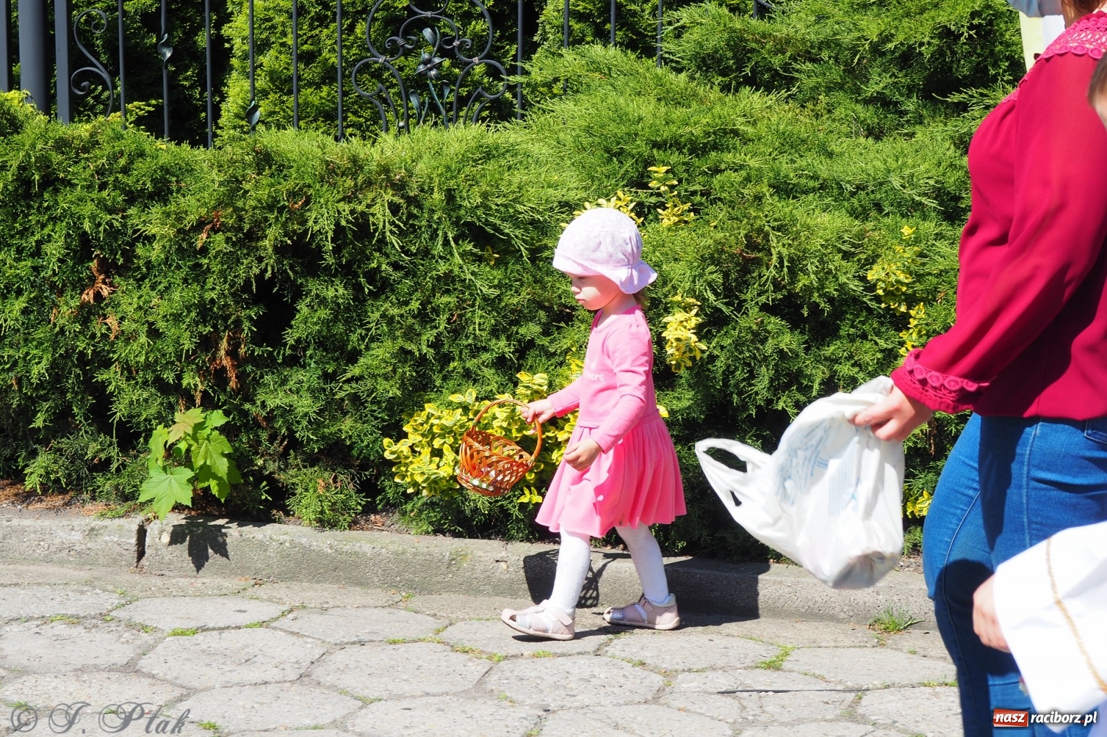 Zdjęcie w galerii na portalu naszraciborz.pl: Słoneczna trasa Bożego Ciała w parafii NSPJ w Raciborzu wiadomości z regionu