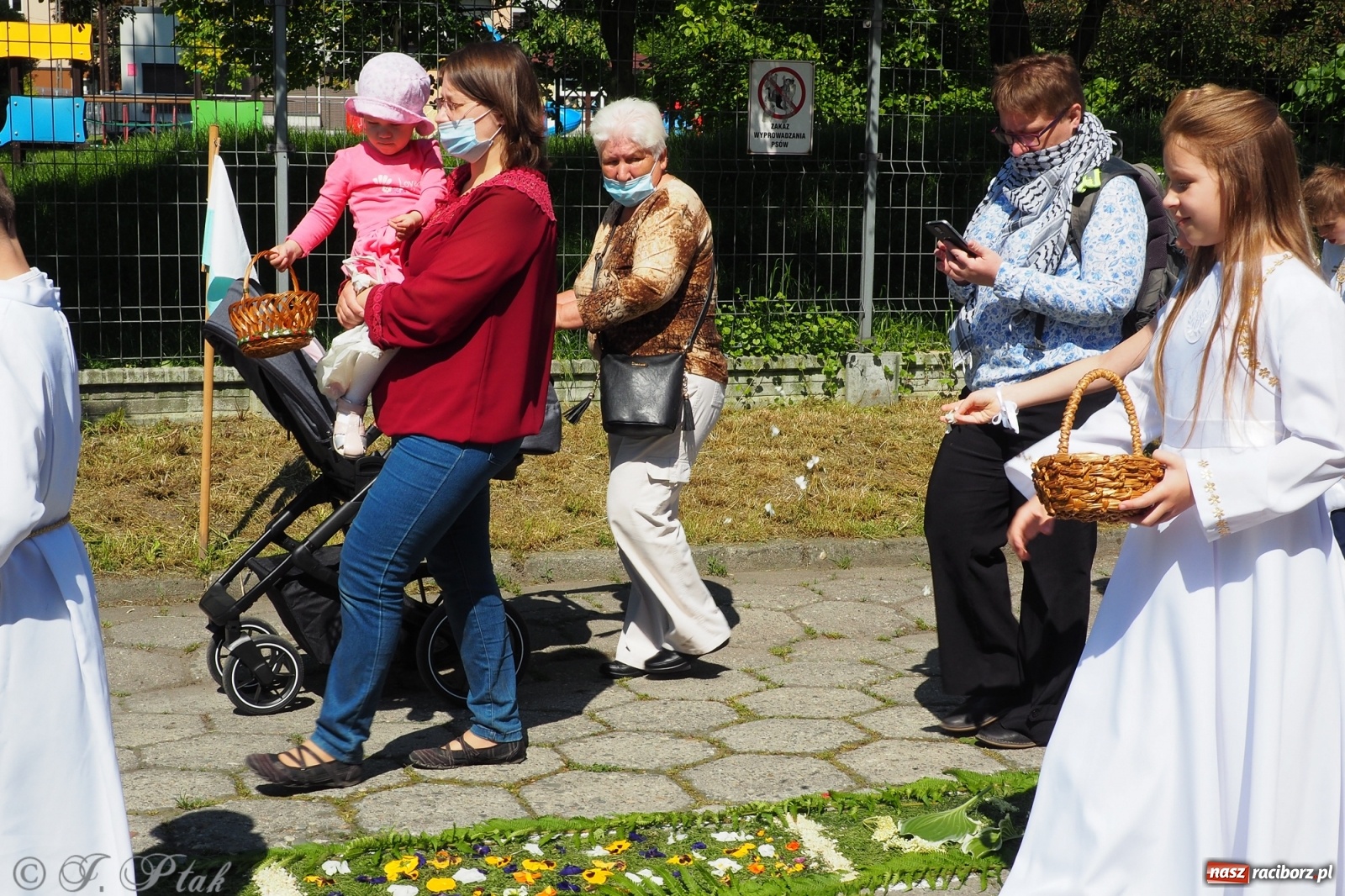 Zdjęcie w galerii na portalu naszraciborz.pl: Słoneczna trasa Bożego Ciała w parafii NSPJ w Raciborzu wiadomości z regionu