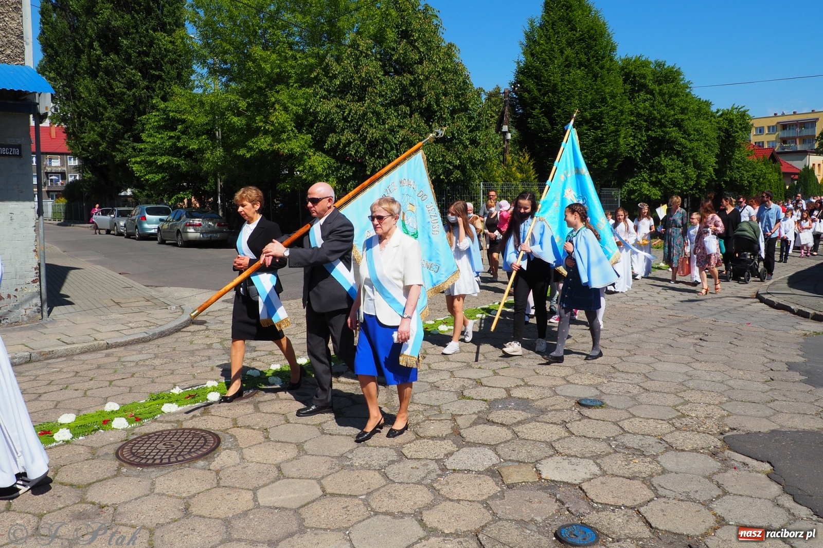 Zdjęcie w galerii na portalu naszraciborz.pl: Słoneczna trasa Bożego Ciała w parafii NSPJ w Raciborzu wiadomości z regionu