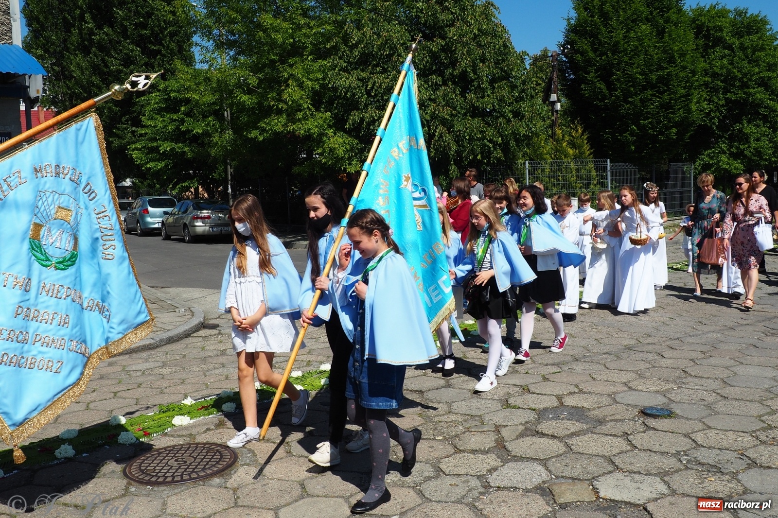 Zdjęcie w galerii na portalu naszraciborz.pl: Słoneczna trasa Bożego Ciała w parafii NSPJ w Raciborzu wiadomości z regionu