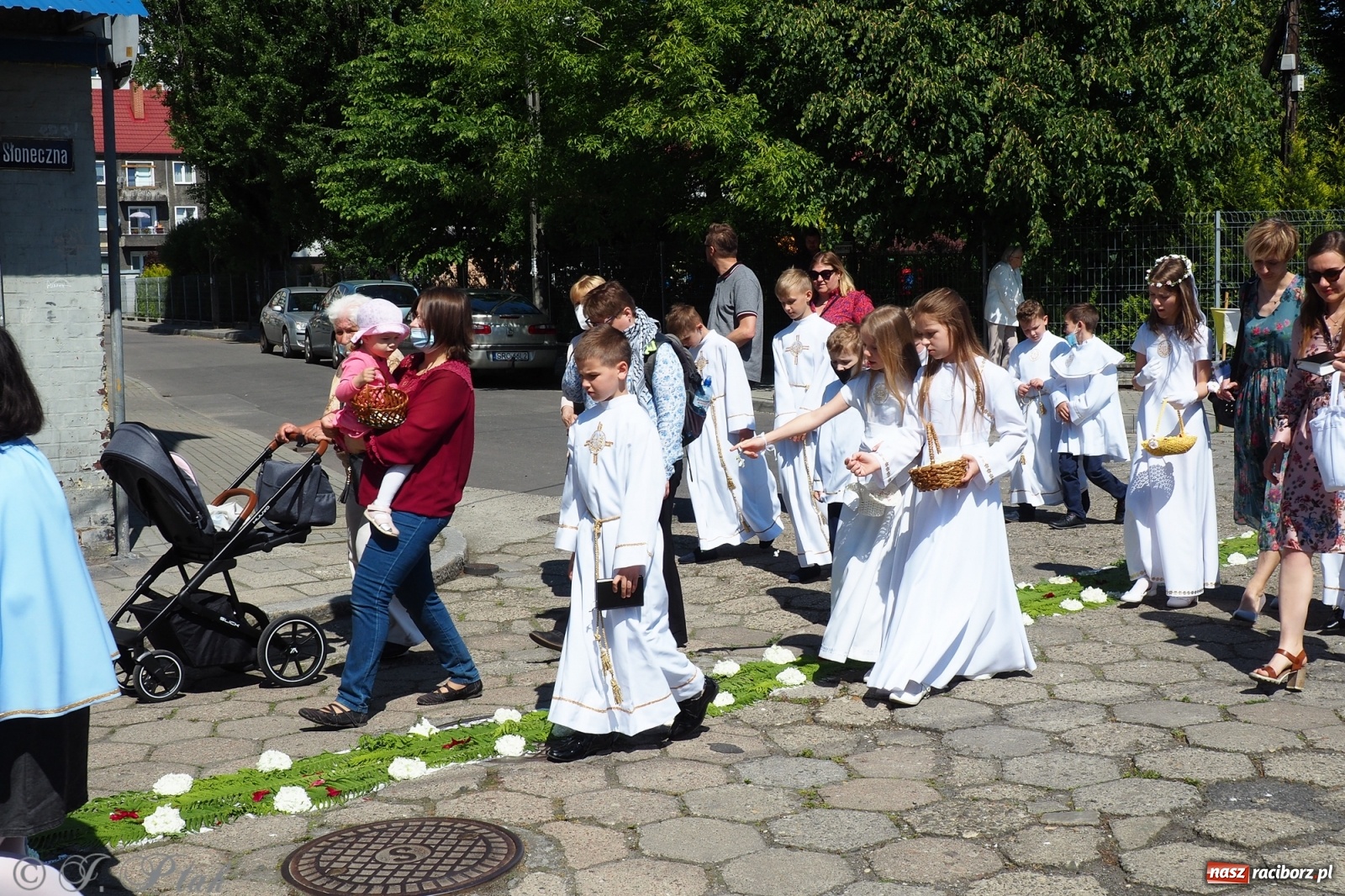 Zdjęcie w galerii na portalu naszraciborz.pl: Słoneczna trasa Bożego Ciała w parafii NSPJ w Raciborzu wiadomości z regionu